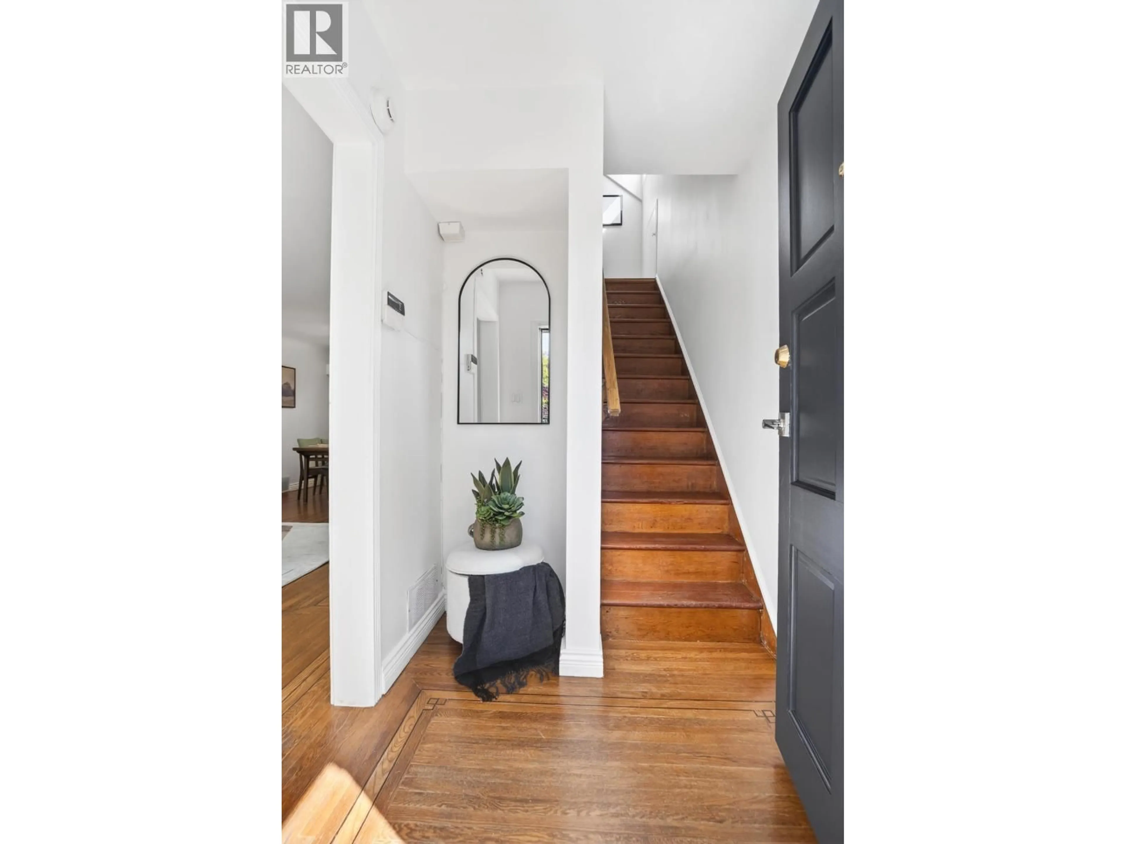 Indoor entryway for 1009 14TH AVENUE, Vancouver British Columbia V5T2P1