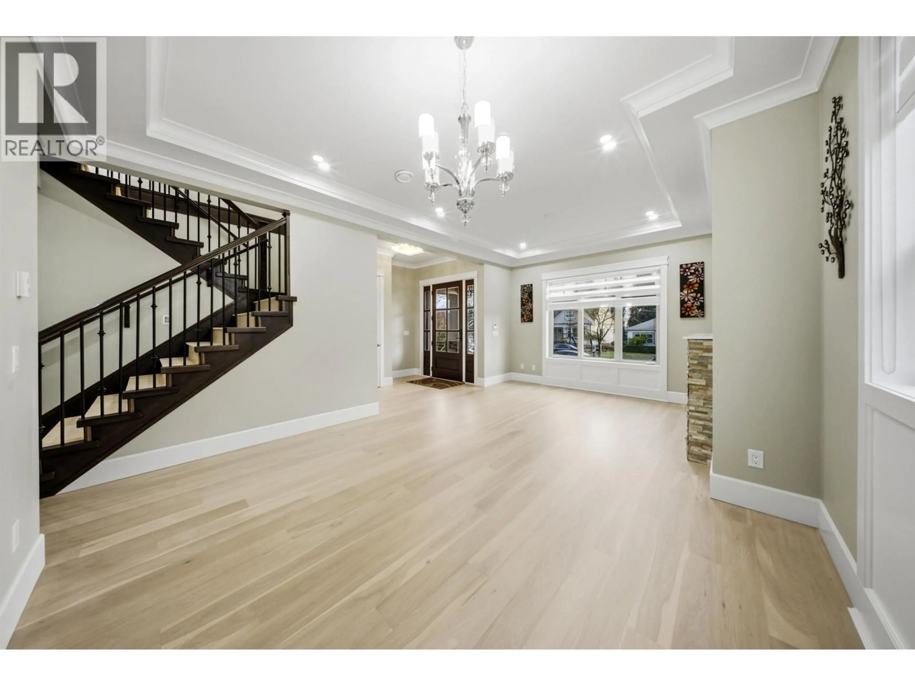 Indoor foyer for 1919 DUBLIN STREET, New Westminster British Columbia V3M3A4