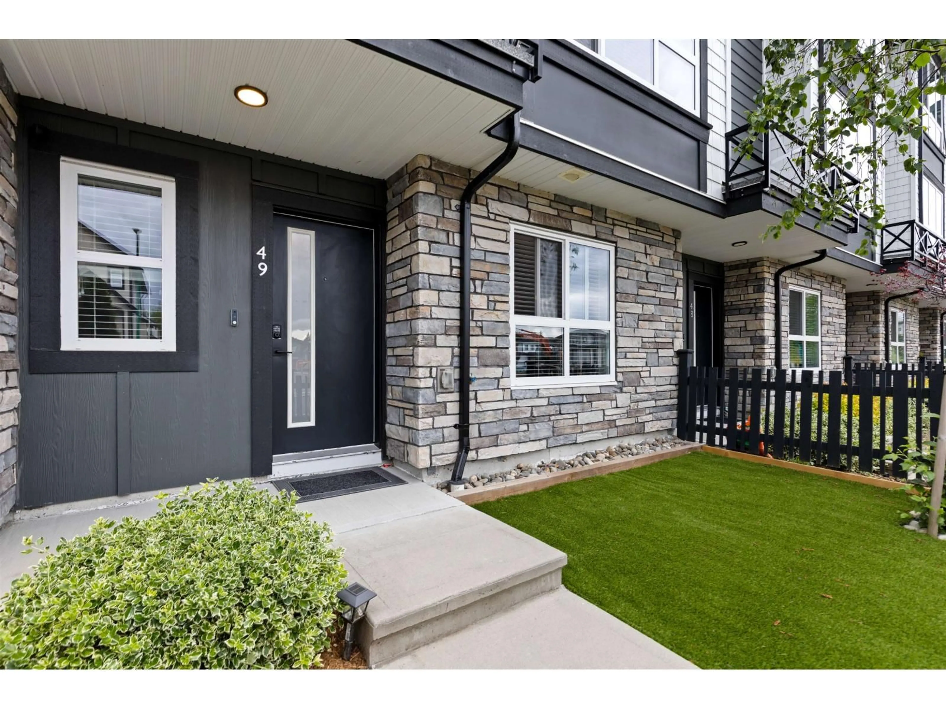 Indoor entryway for 49 - 19255 ALOHA DRIVE, Surrey British Columbia V4N6T8