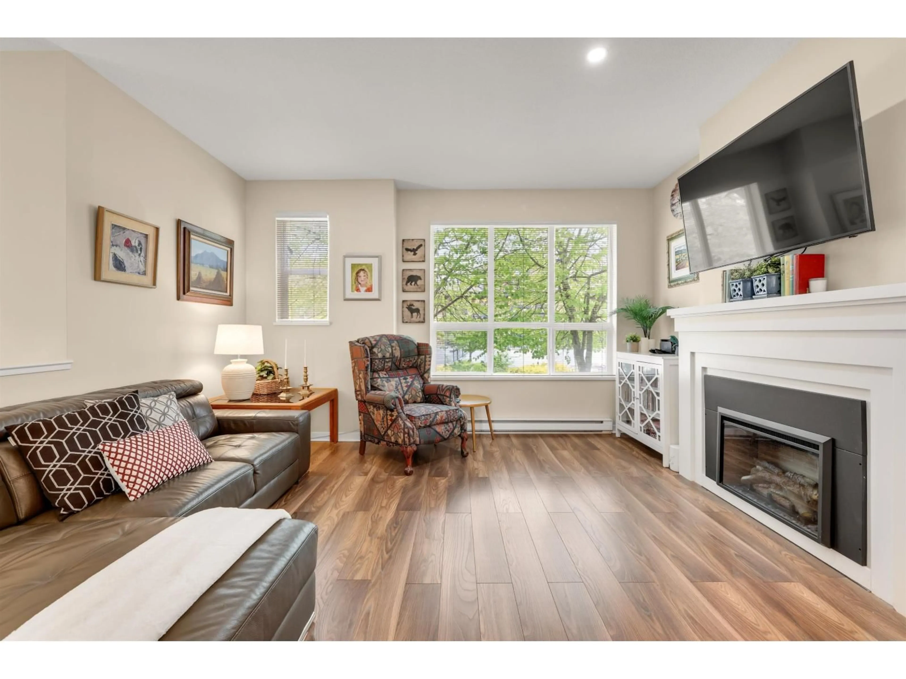 Living room with furniture, wood/laminate floor for 91 - 8355 DELSOM WAY, Delta British Columbia V4C0A9
