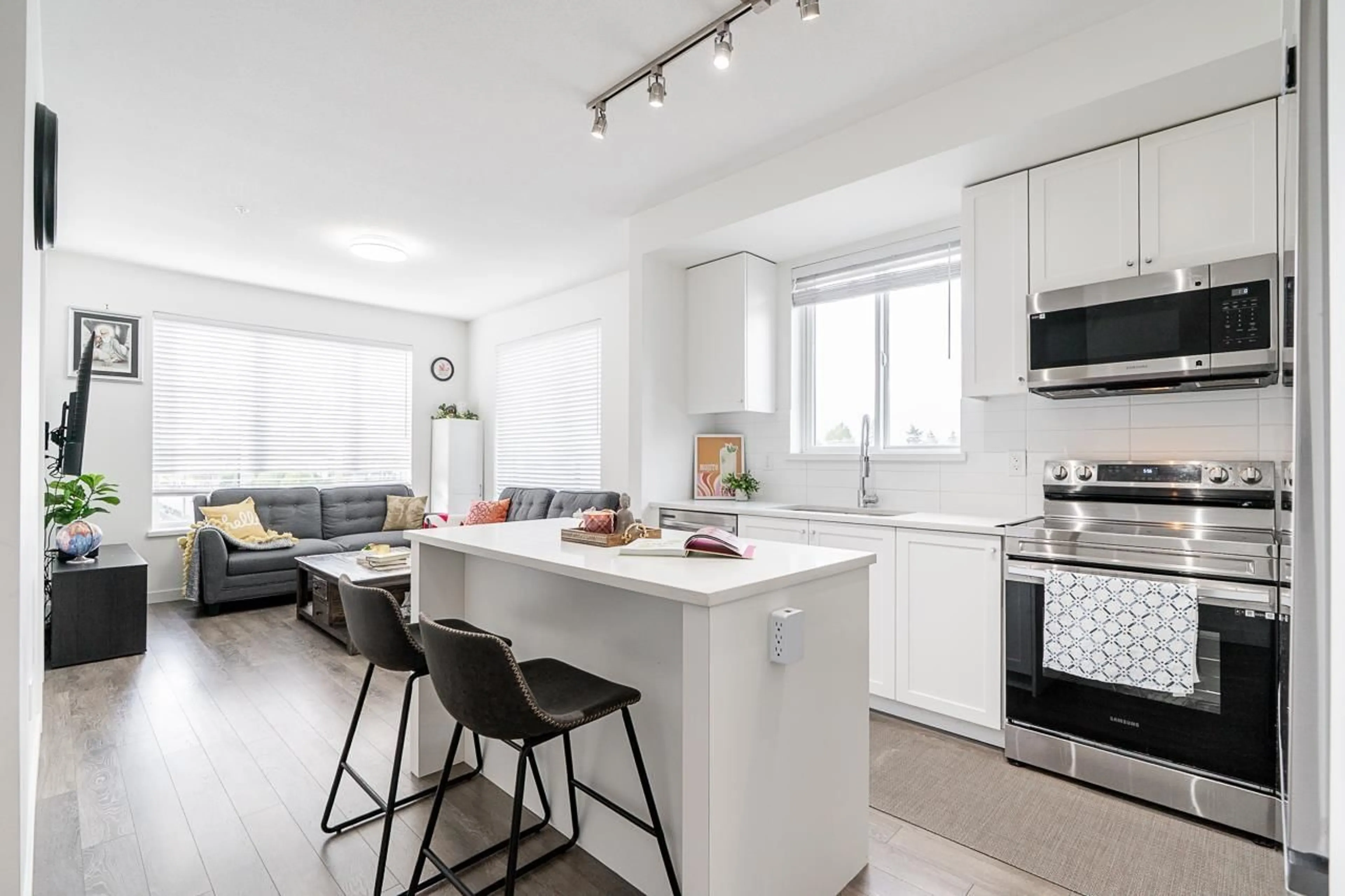 Open concept kitchen, unknown for 412 - 15848 FRASER HIGHWAY, Surrey British Columbia V4N6X6