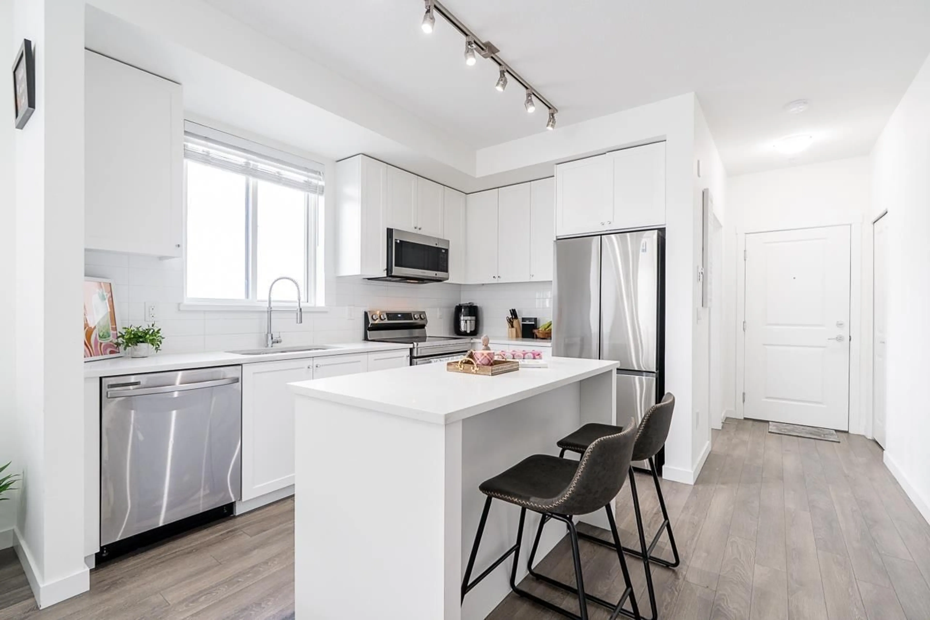 Open concept kitchen, unknown for 412 - 15848 FRASER HIGHWAY, Surrey British Columbia V4N6X6