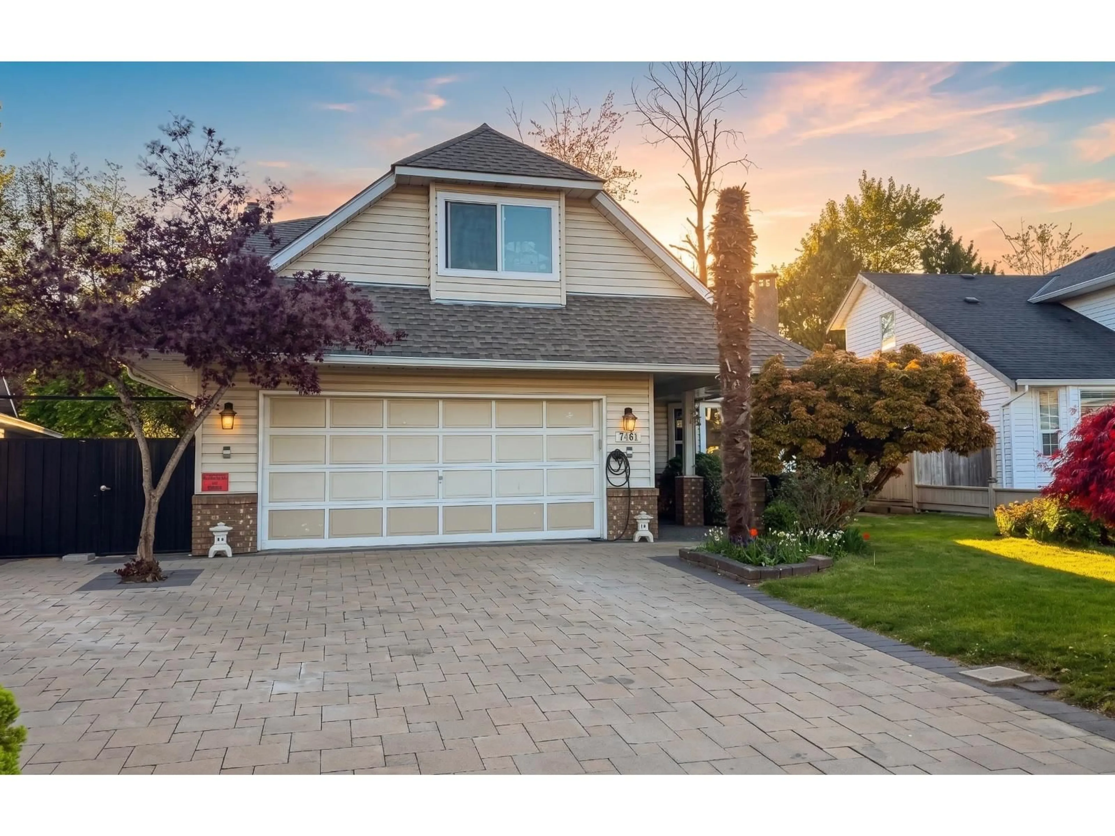Home with vinyl exterior material, street for 7461 123 STREET, Surrey British Columbia V3W9N1