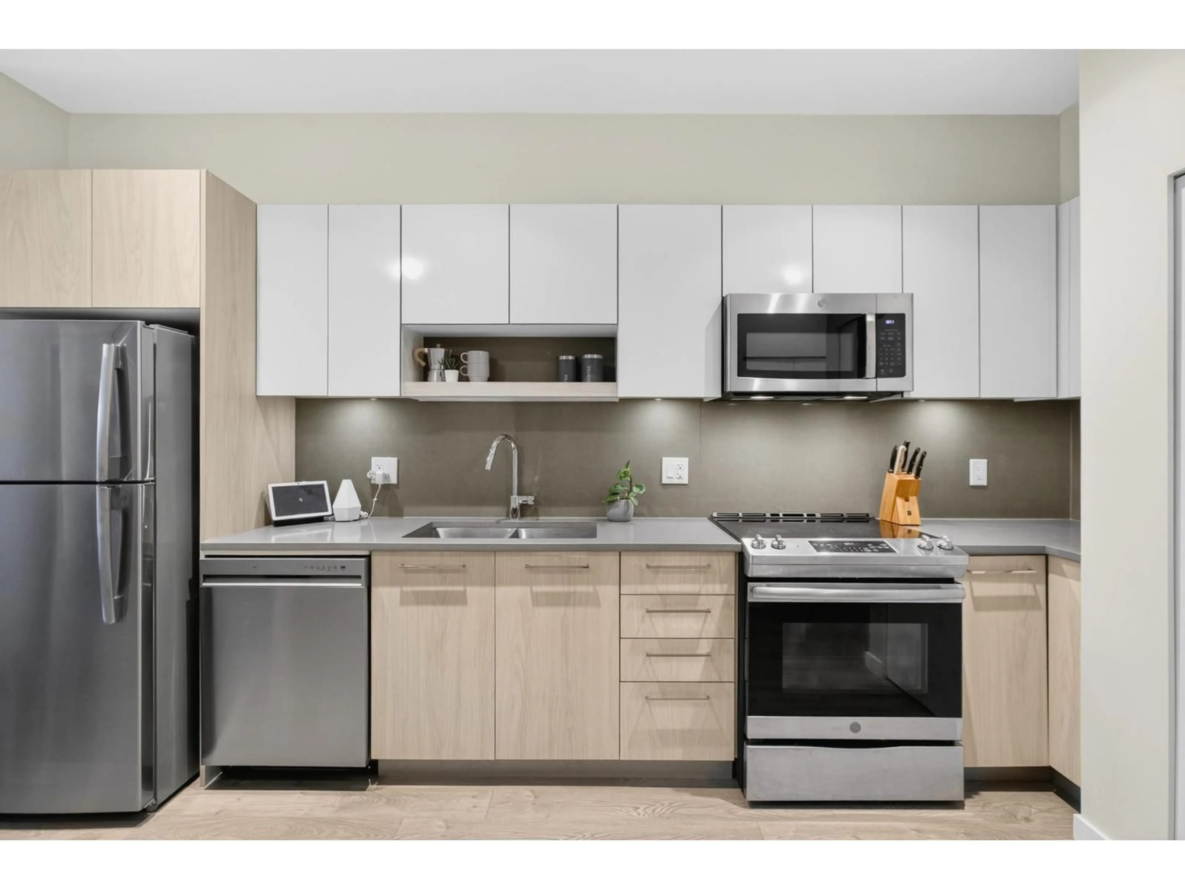 Standard kitchen, ceramic/tile floor for 211 - 13768 108 AVENUE, Surrey British Columbia V3T0L9