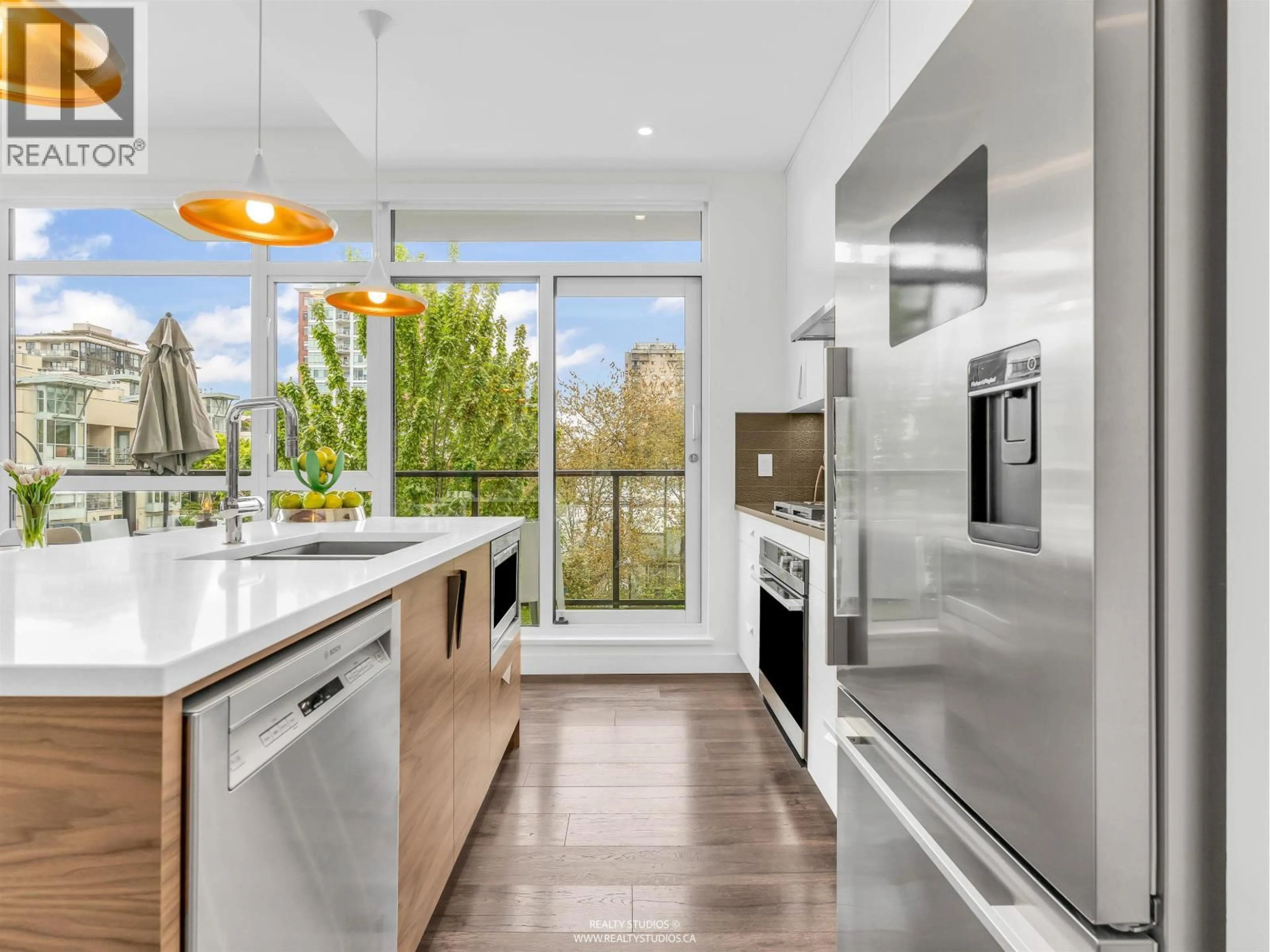 Contemporary kitchen, unknown for 310 - 105 2ND STREET, North Vancouver British Columbia V7M0E3