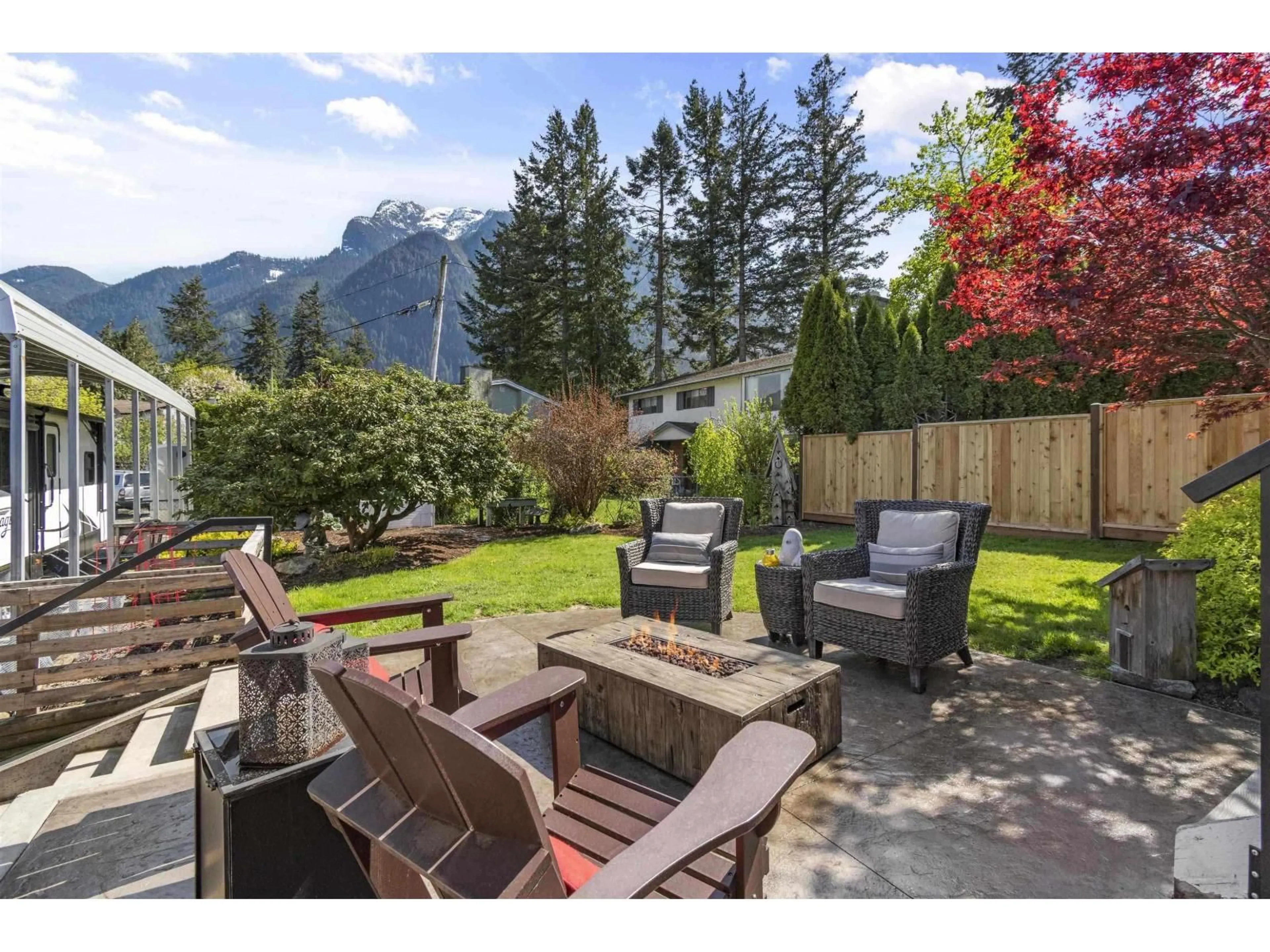 Patio, mountain view for 650 PARK STREET, Hope British Columbia V0X1L0