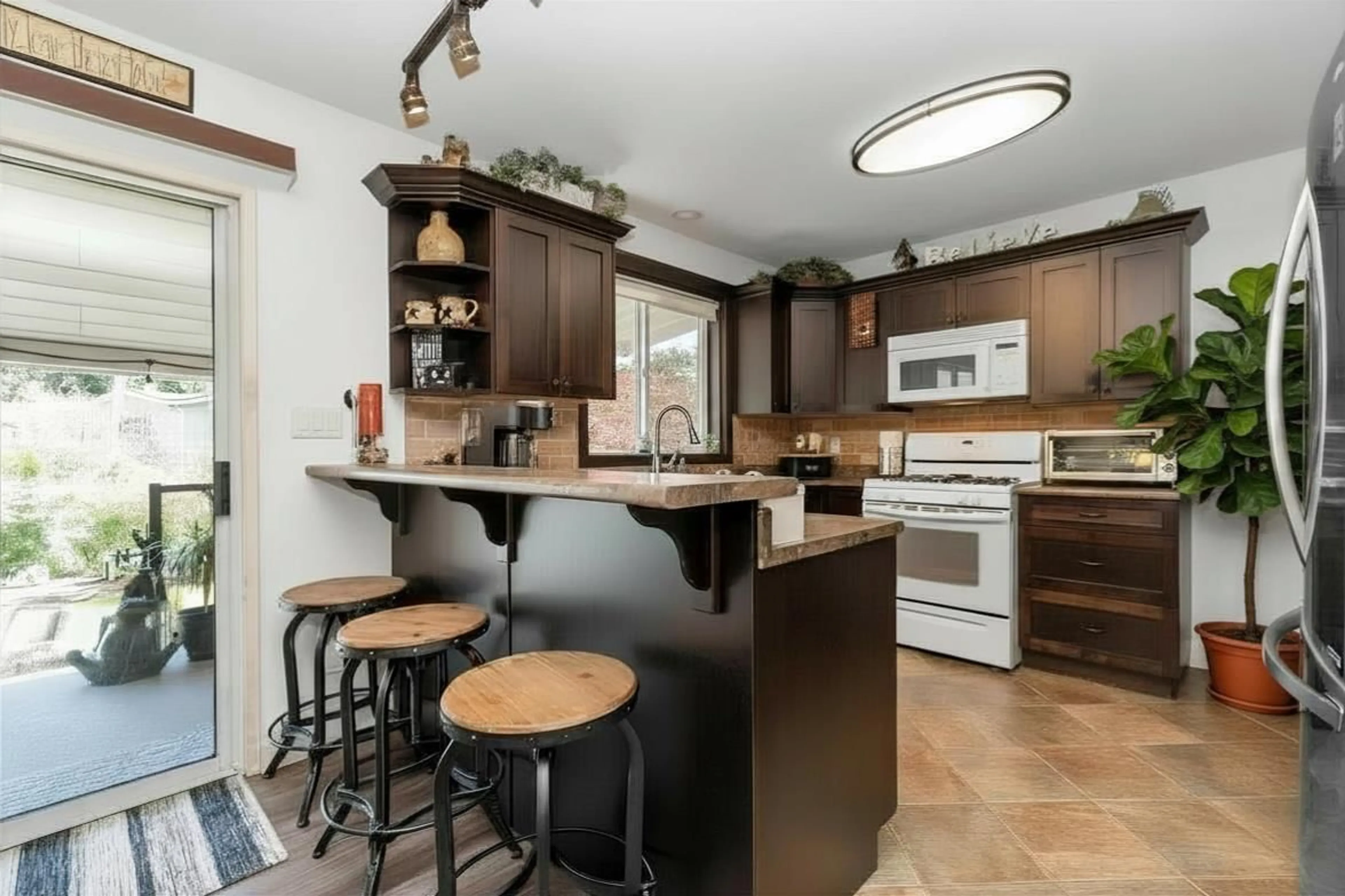 Open concept kitchen, unknown for 650 PARK STREET, Hope British Columbia V0X1L0