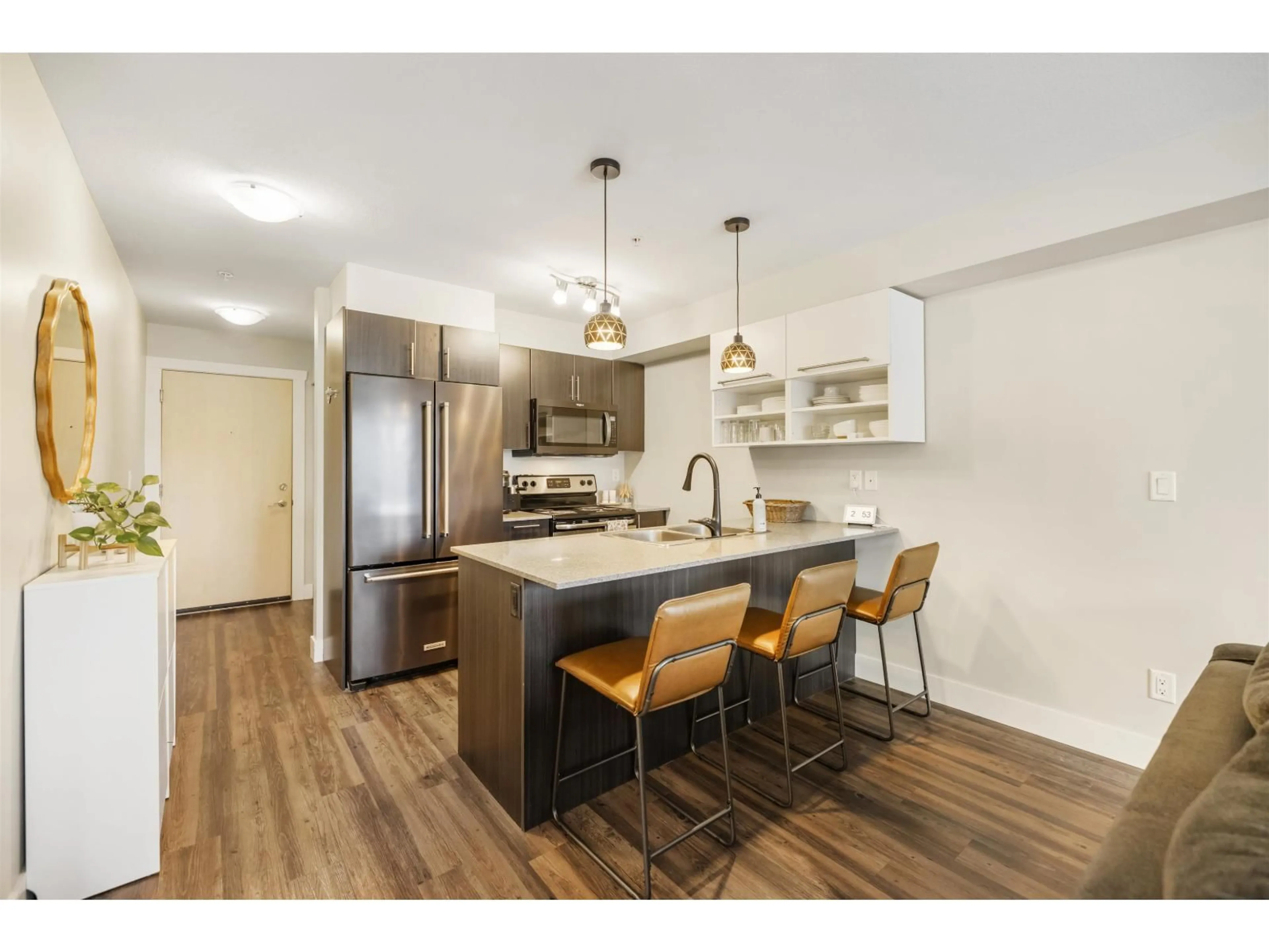 Open concept kitchen, wood/laminate floor for 320 - 2565 CAMPBELL AVENUE, Abbotsford British Columbia V2S0E3