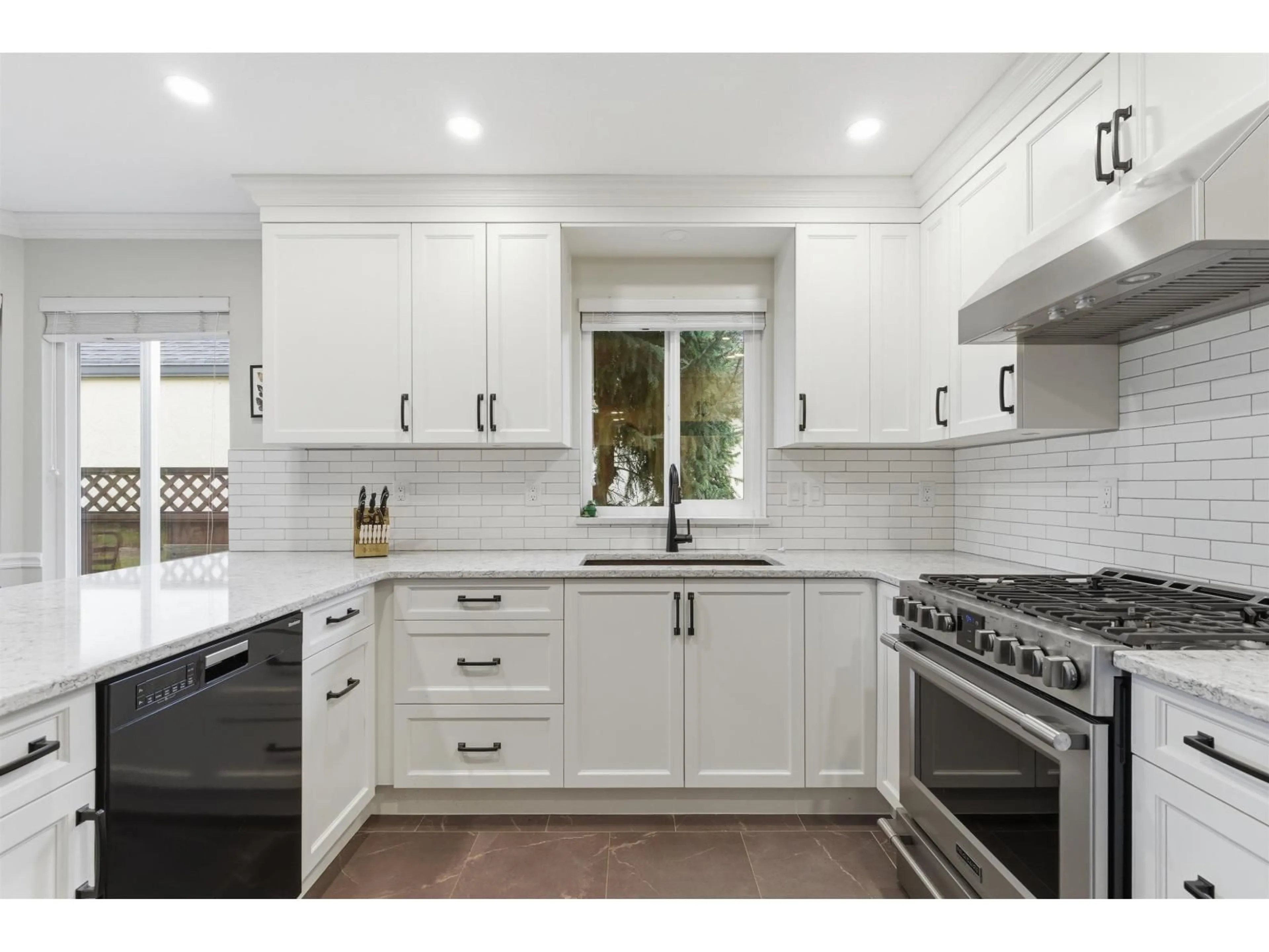 Open concept kitchen, ceramic/tile floor for 4912 208A STREET, Langley British Columbia V3A5T1
