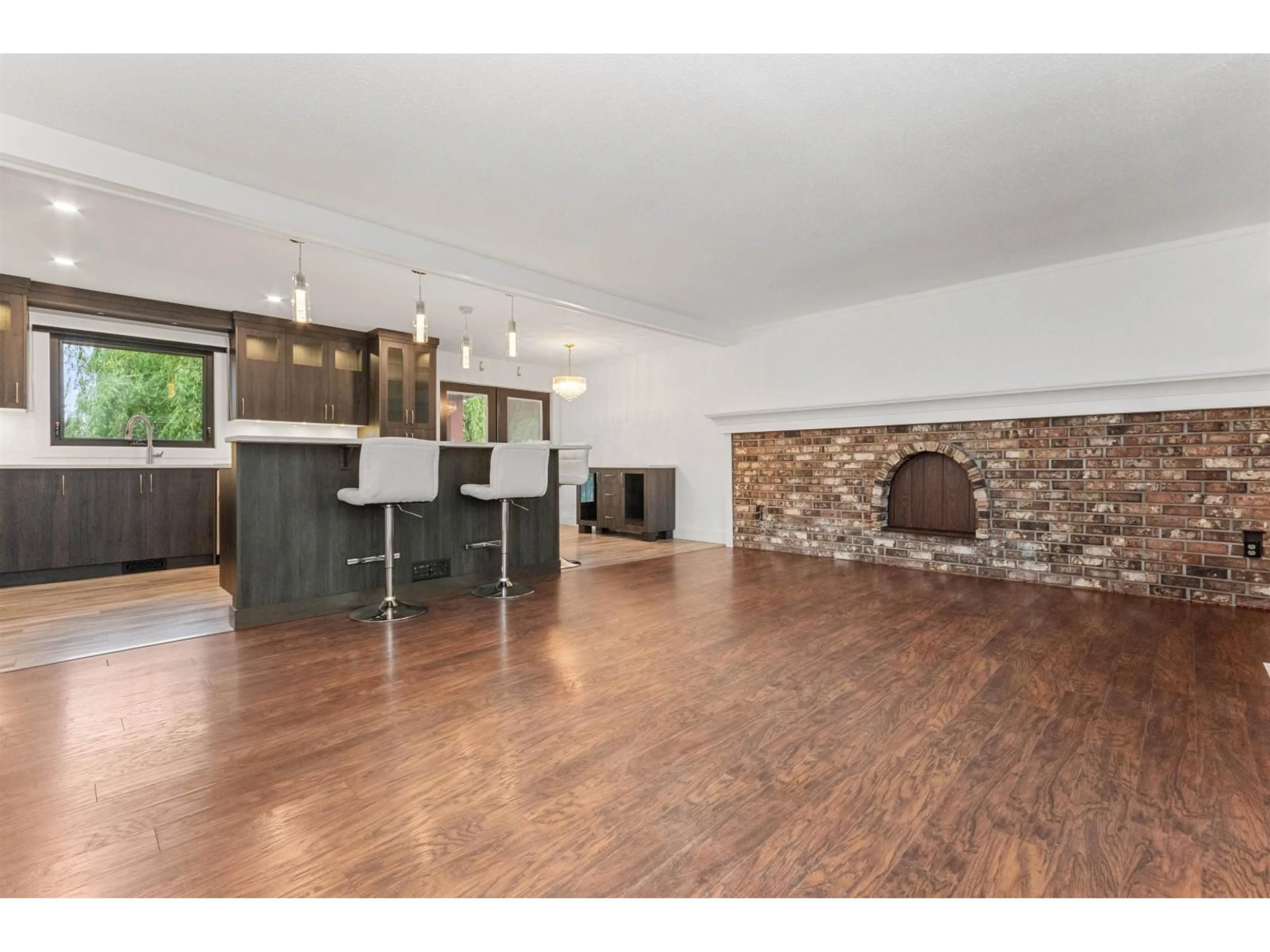 Open concept kitchen, wood/laminate floor for 45282 SOUTH SUMAS ROAD, Chilliwack British Columbia V2R1R7
