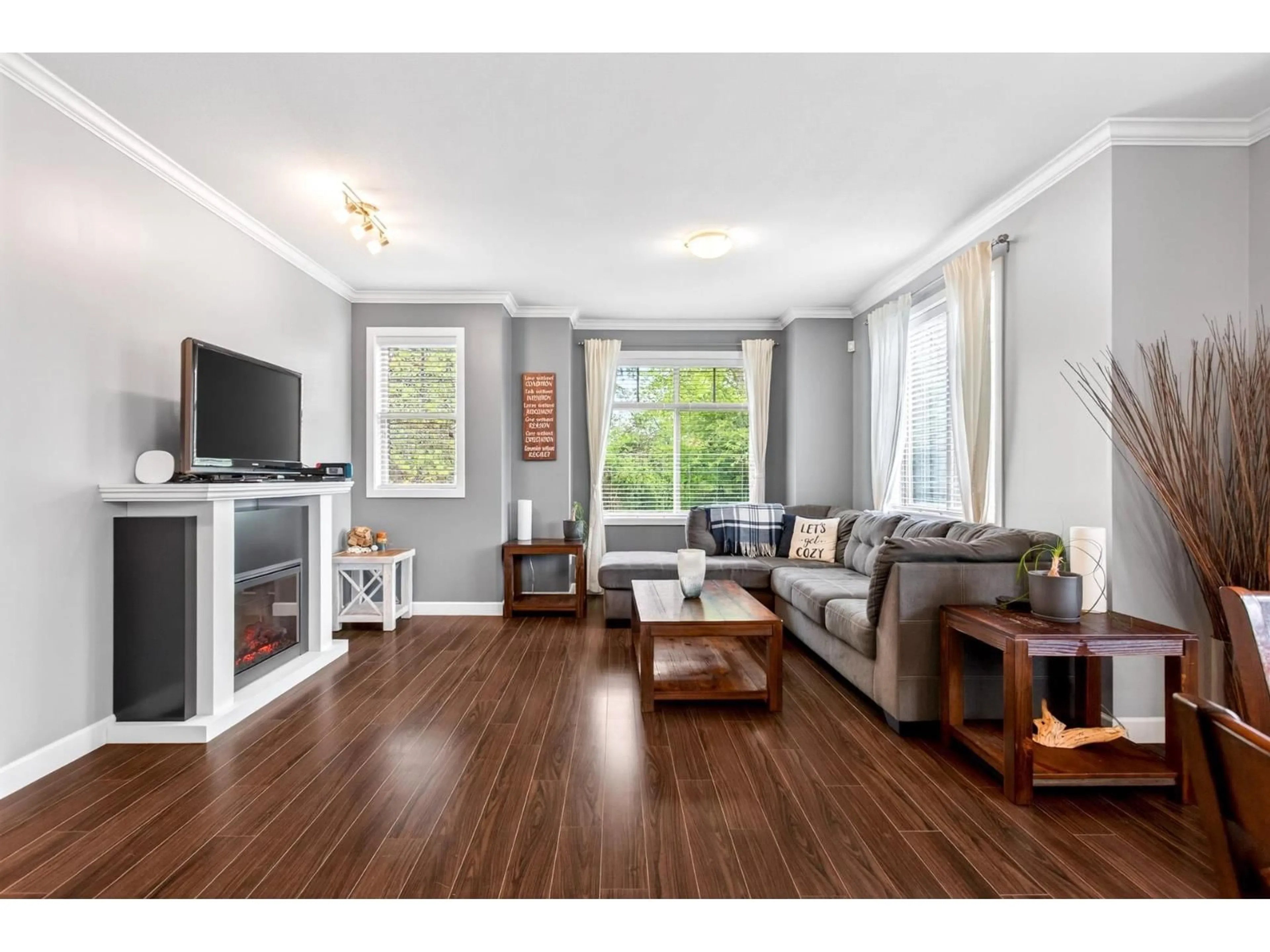 Living room with furniture, wood/laminate floor for 22 - 7121 192 STREET, Surrey British Columbia V4N6K6