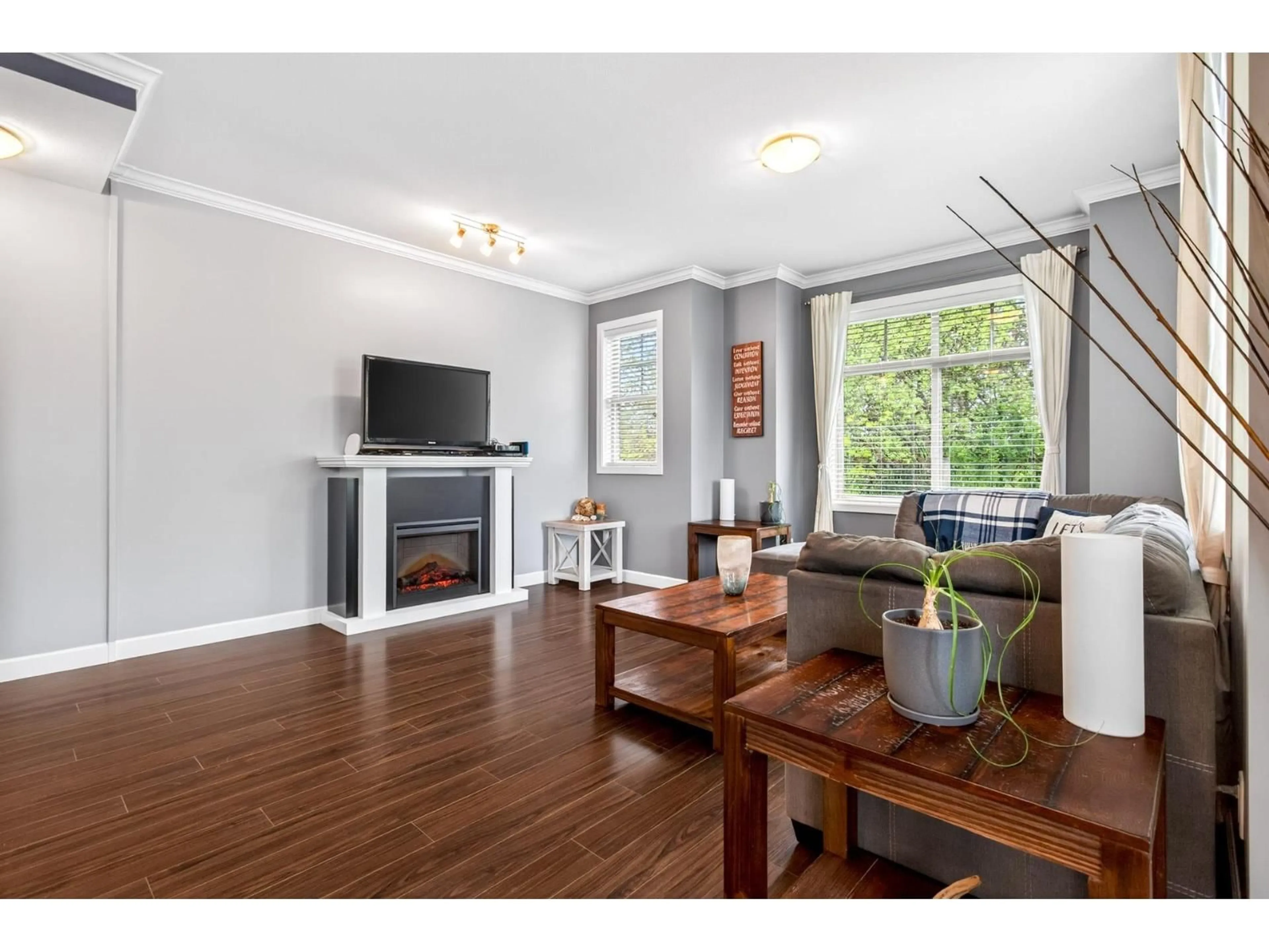 Living room with furniture, wood/laminate floor for 22 - 7121 192 STREET, Surrey British Columbia V4N6K6