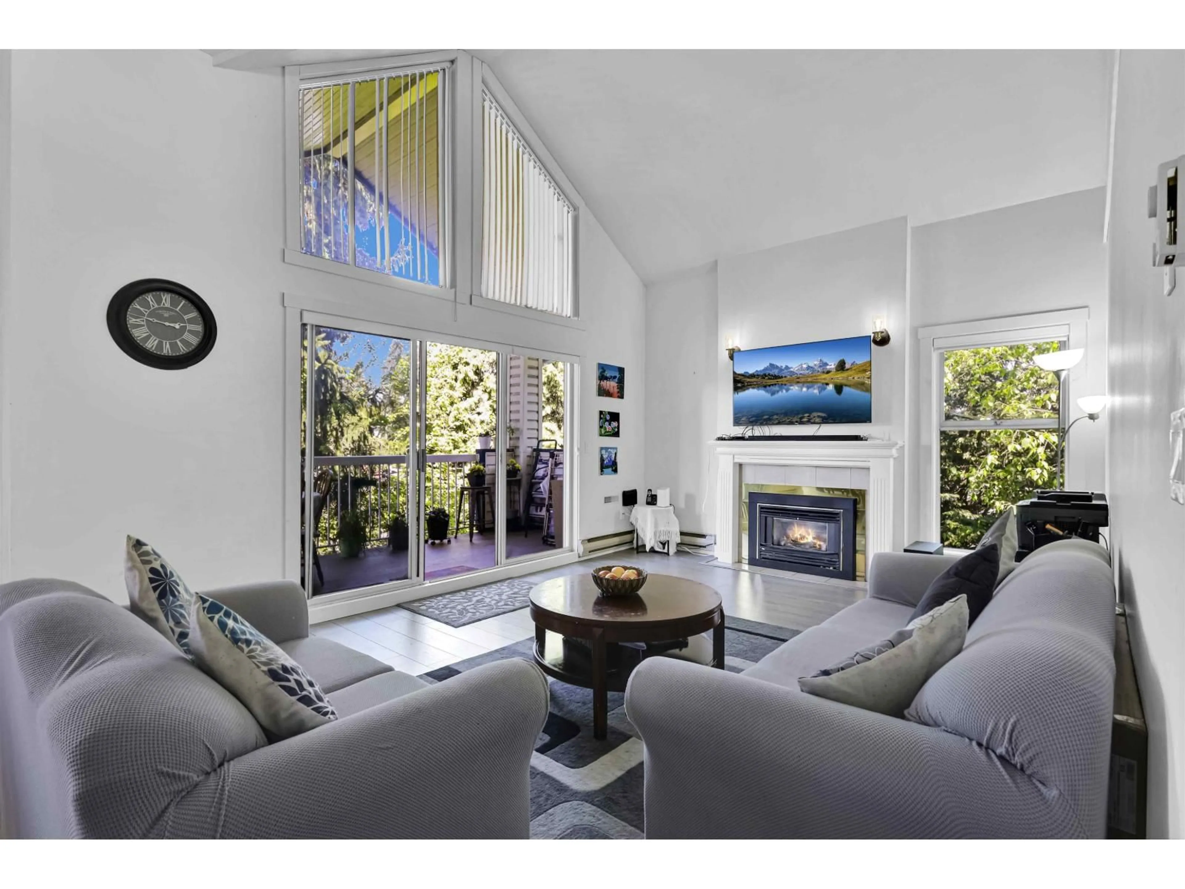 Living room with furniture, unknown for 315 - 13918 72 AVENUE, Surrey British Columbia V3W0T4