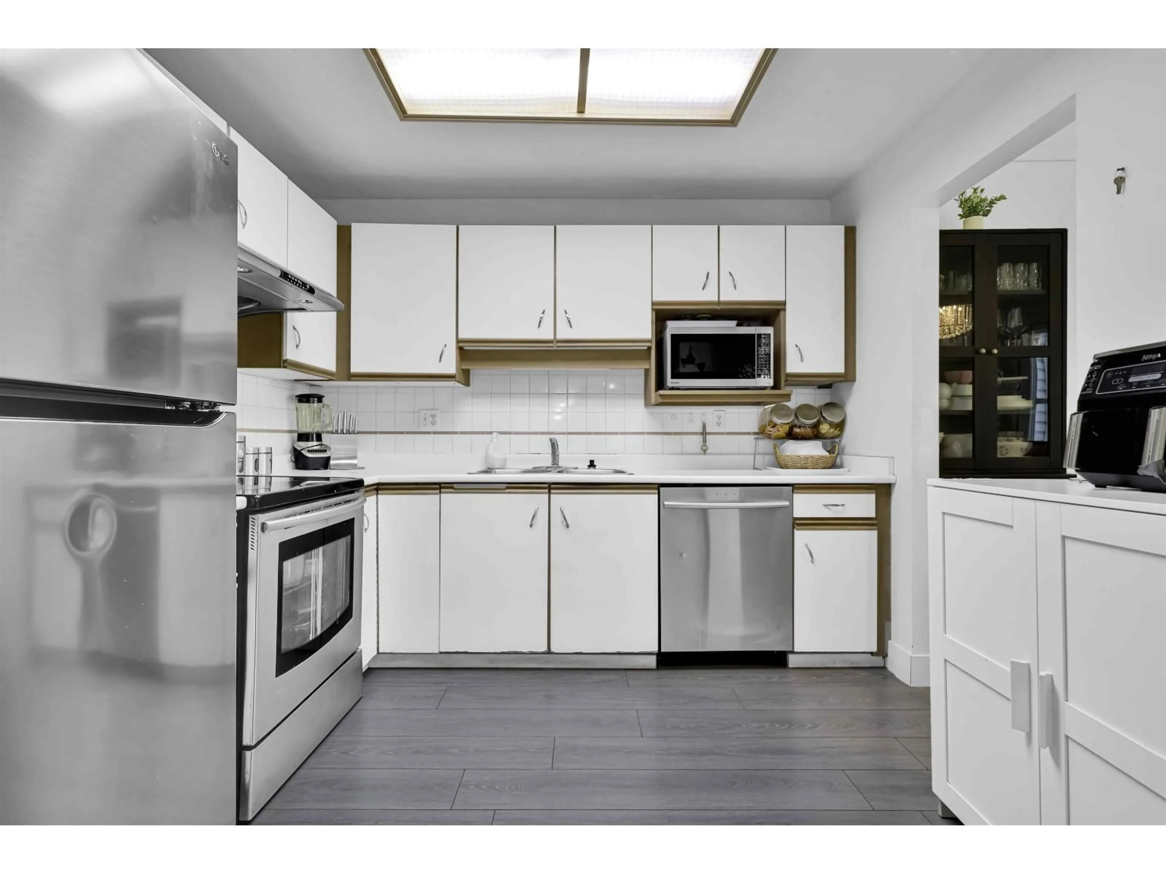 Standard kitchen, ceramic/tile floor for 315 - 13918 72 AVENUE, Surrey British Columbia V3W0T4