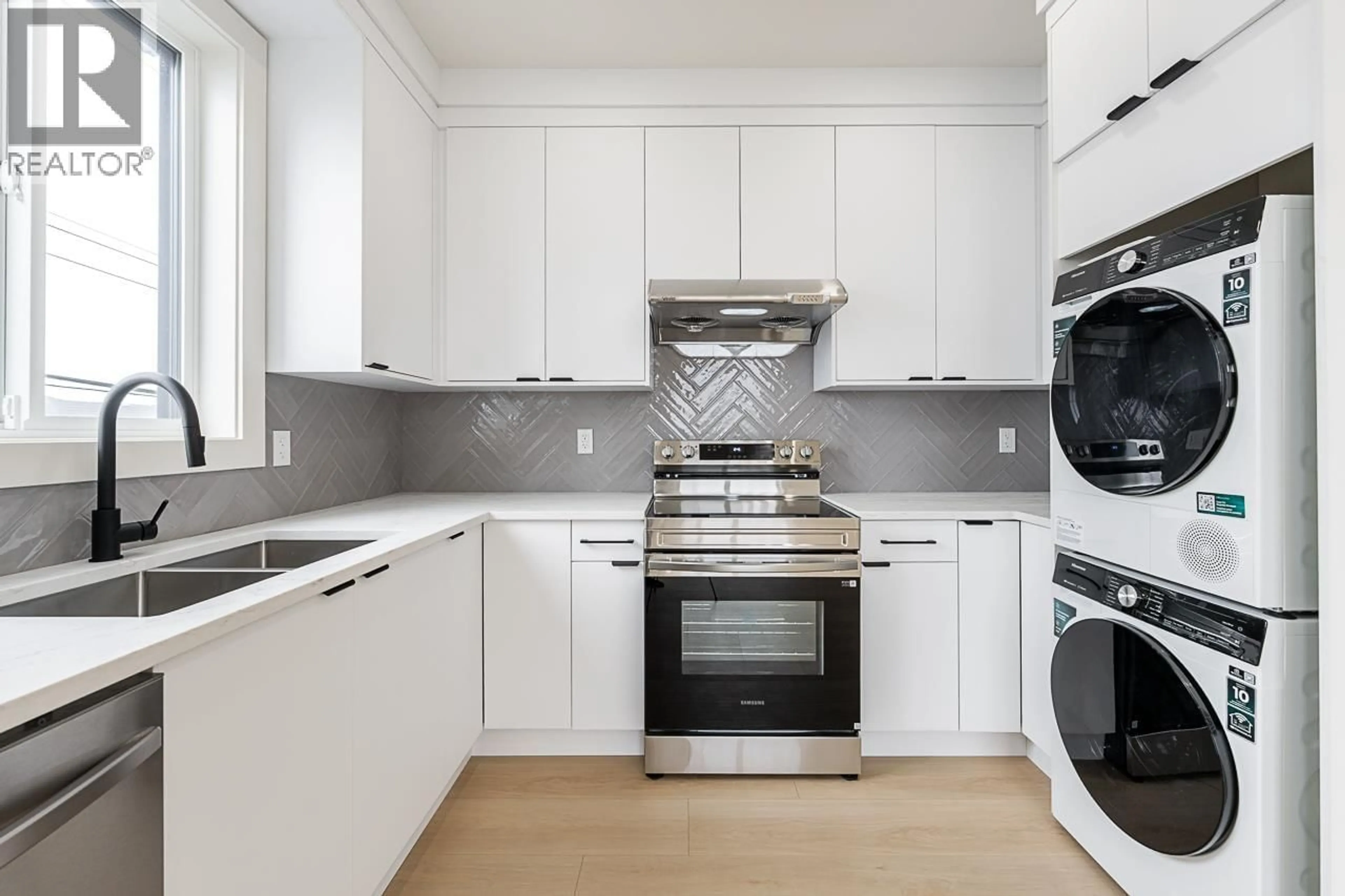 Unknown for 4 - 6554 CHARLES STREET, Burnaby British Columbia V5B2H1