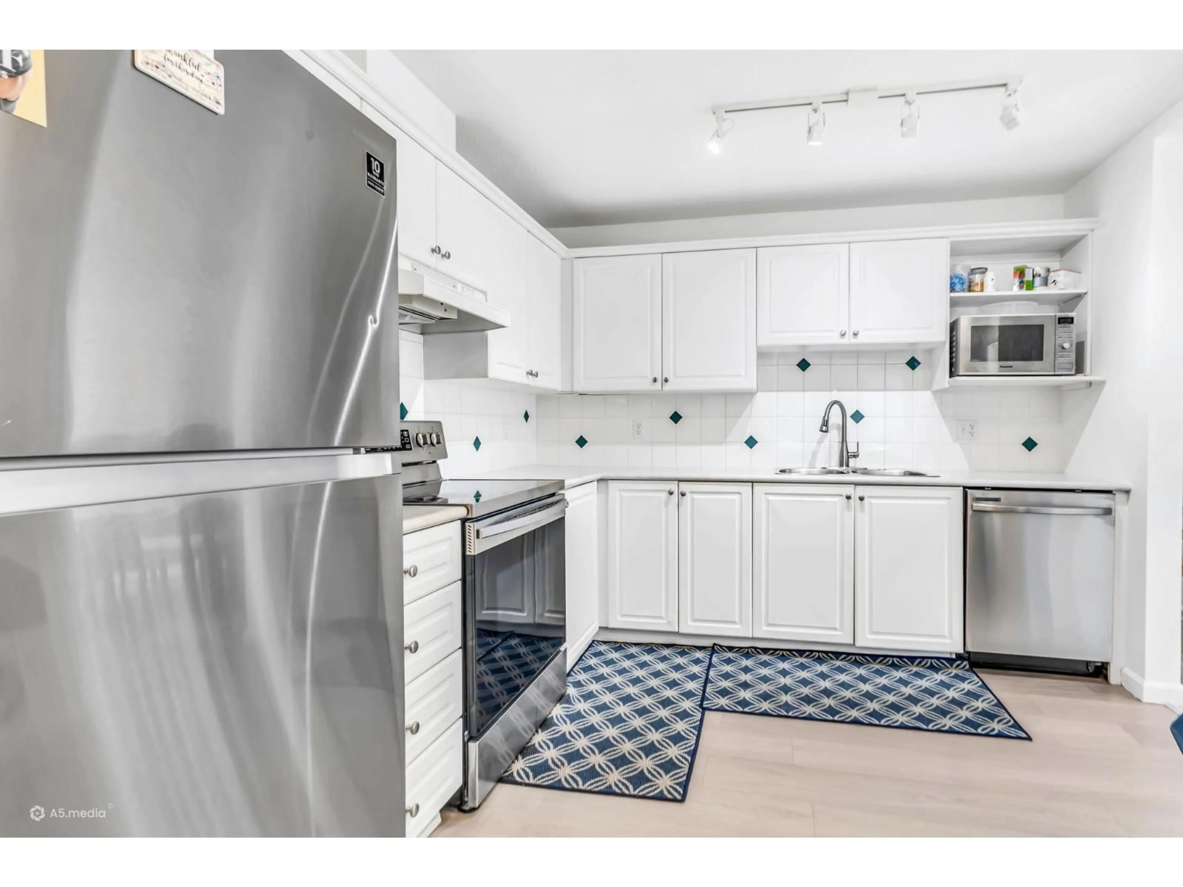 Standard kitchen, unknown for 303 - 8139 121A STREET, Surrey British Columbia V3W0Z2