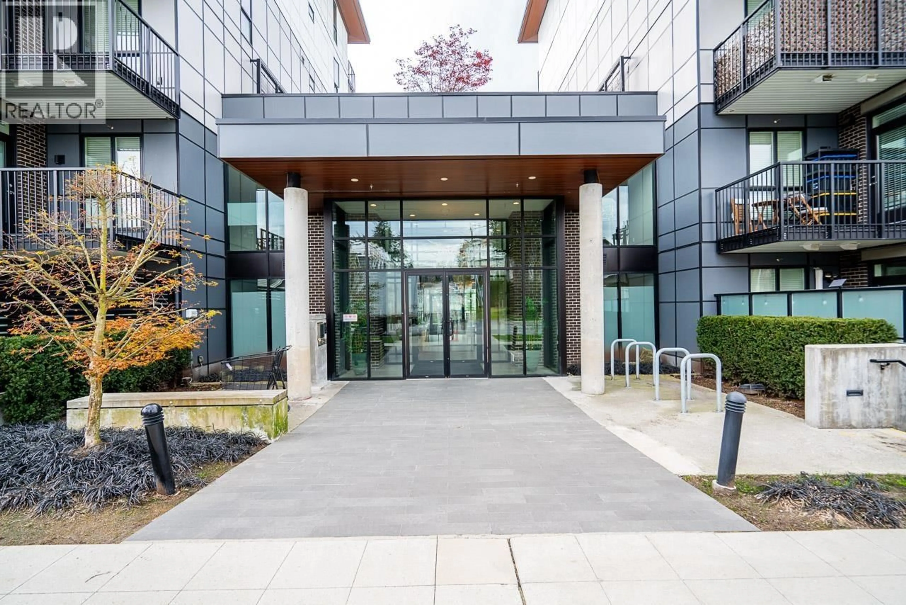Indoor foyer for 611 - 750 DOGWOOD STREET, Coquitlam British Columbia V3J4B7