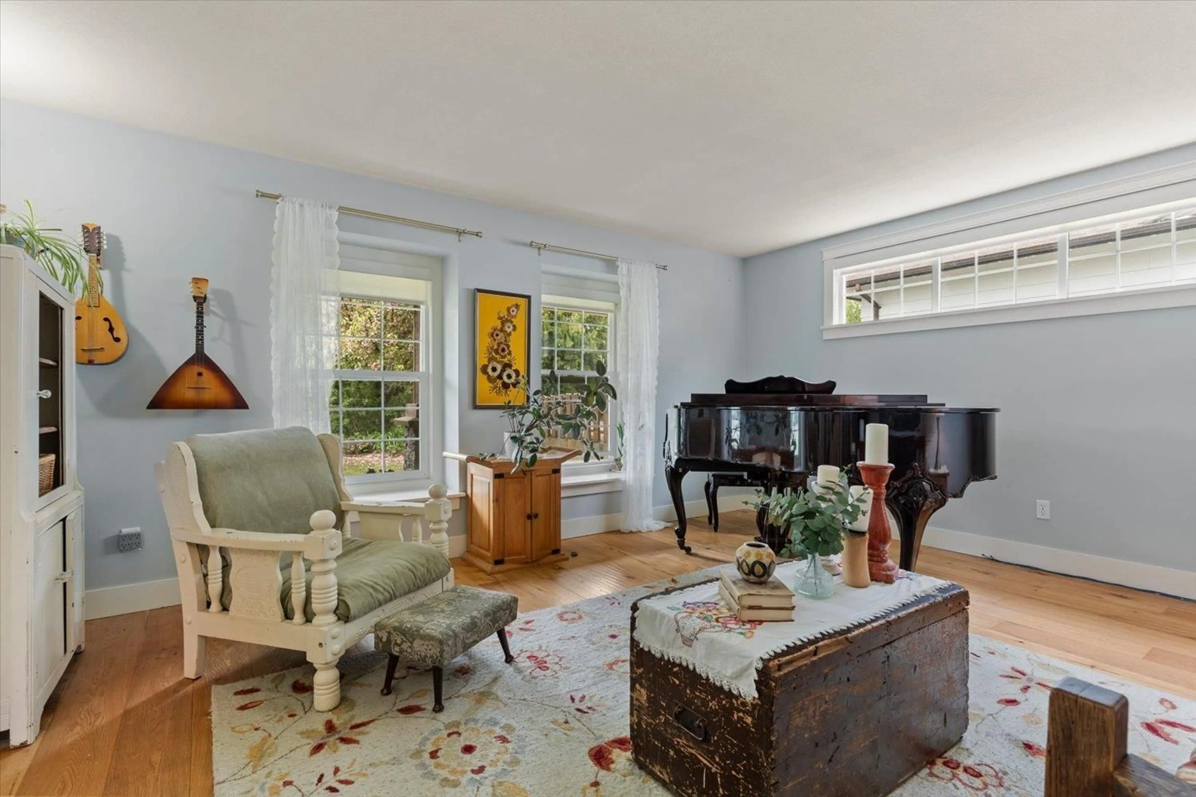 Living room with furniture, unknown for 42302 KNOX AVENUE, Yarrow British Columbia V2R5E1