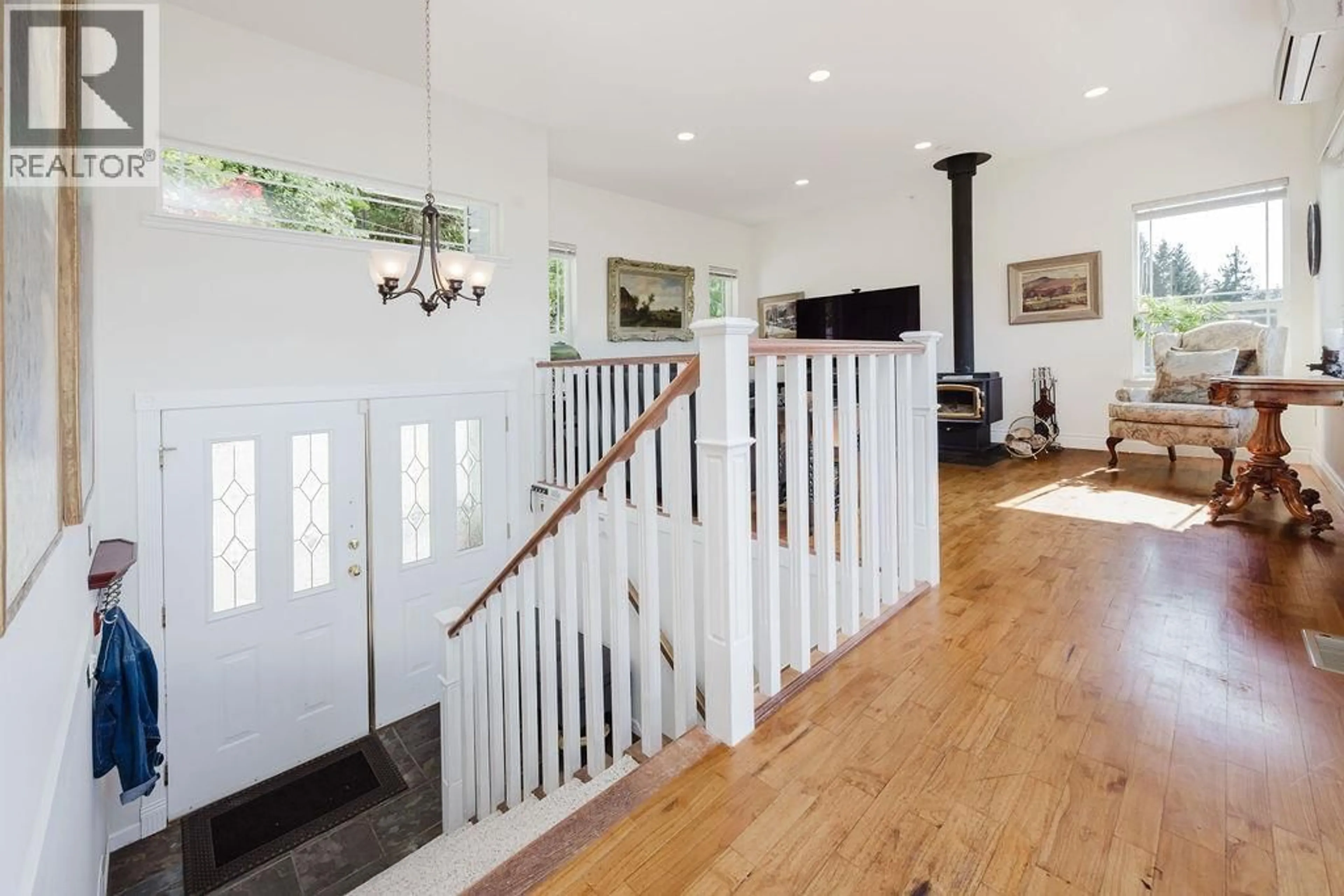 Indoor foyer for 5872 DEERHORN DRIVE, Gibsons British Columbia V7Z0E1