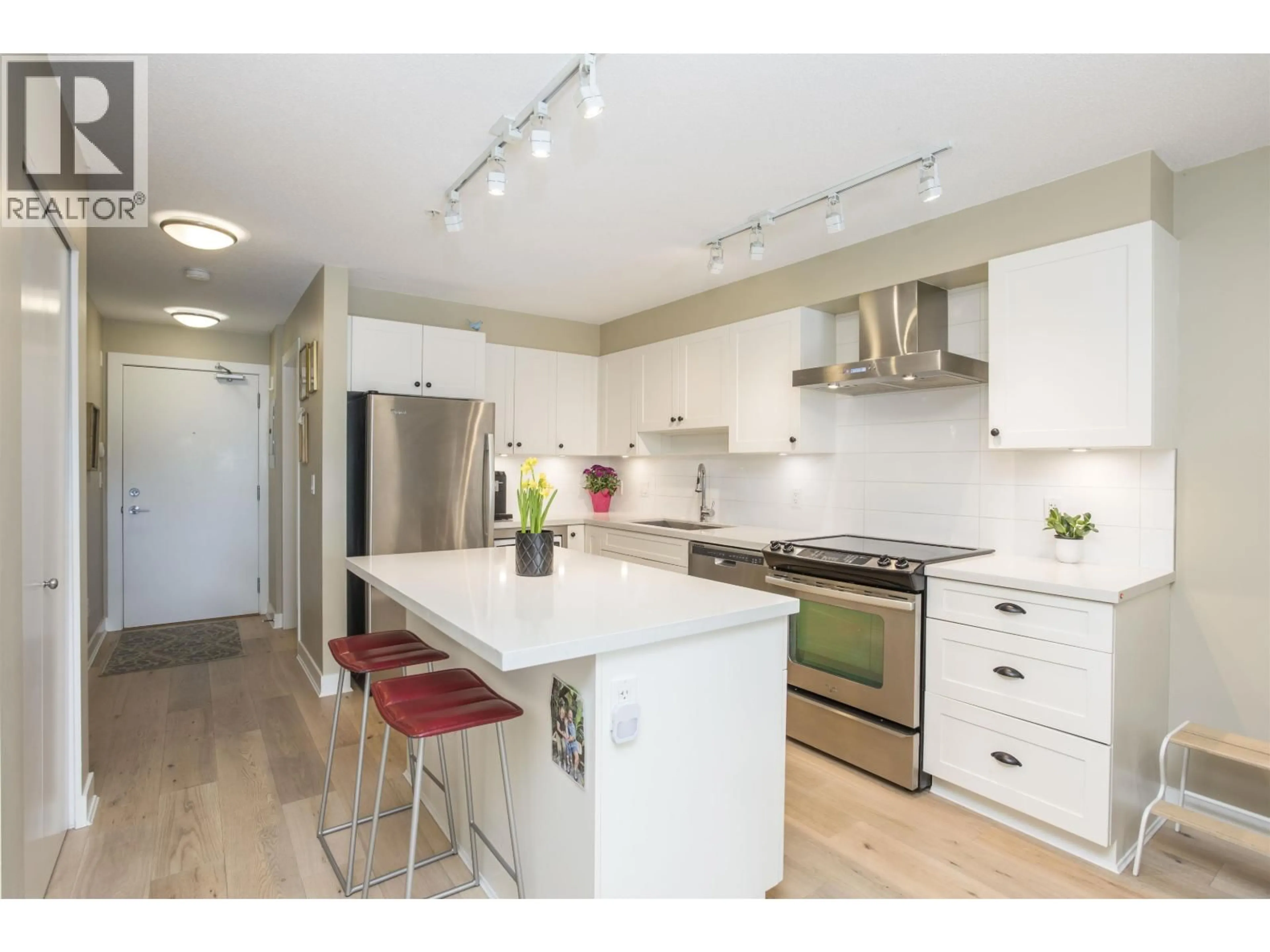 Open concept kitchen, wood/laminate floor for 103 - 500 ROYAL AVENUE, New Westminster British Columbia V3L0G5