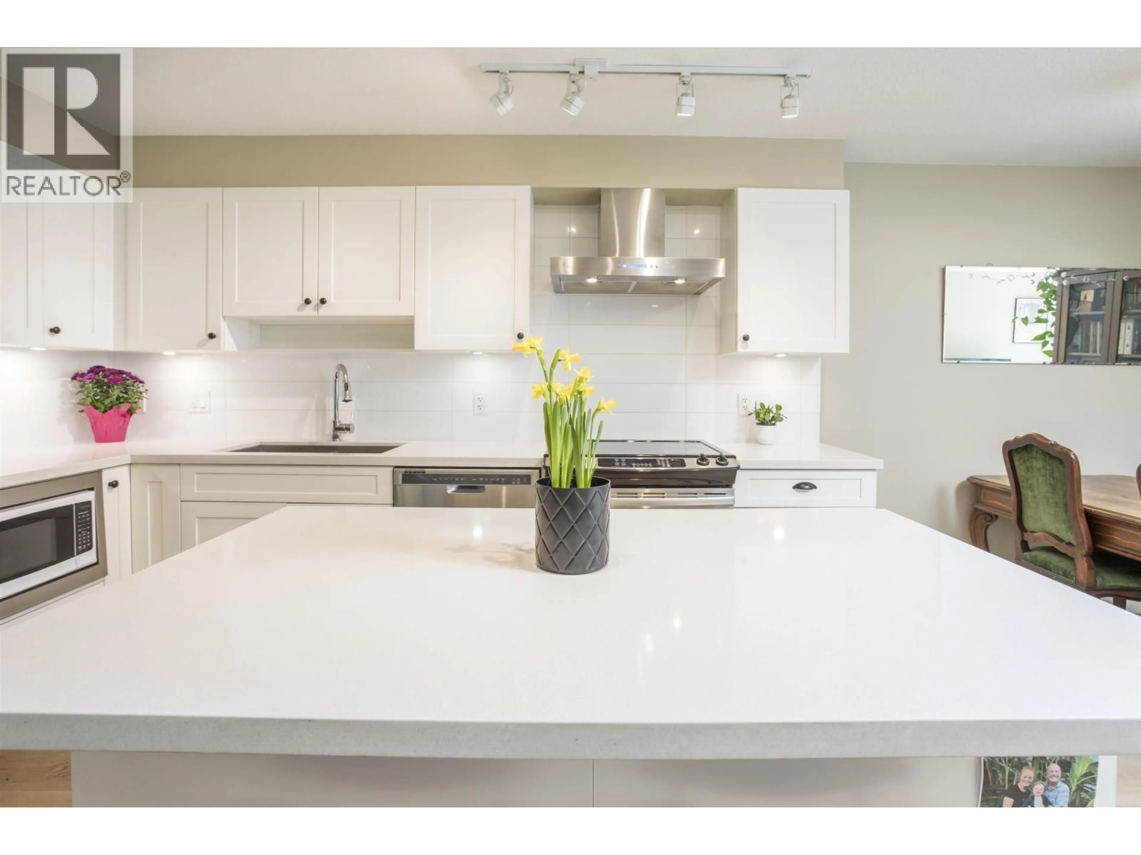 Contemporary kitchen, ceramic/tile floor for 103 - 500 ROYAL AVENUE, New Westminster British Columbia V3L0G5