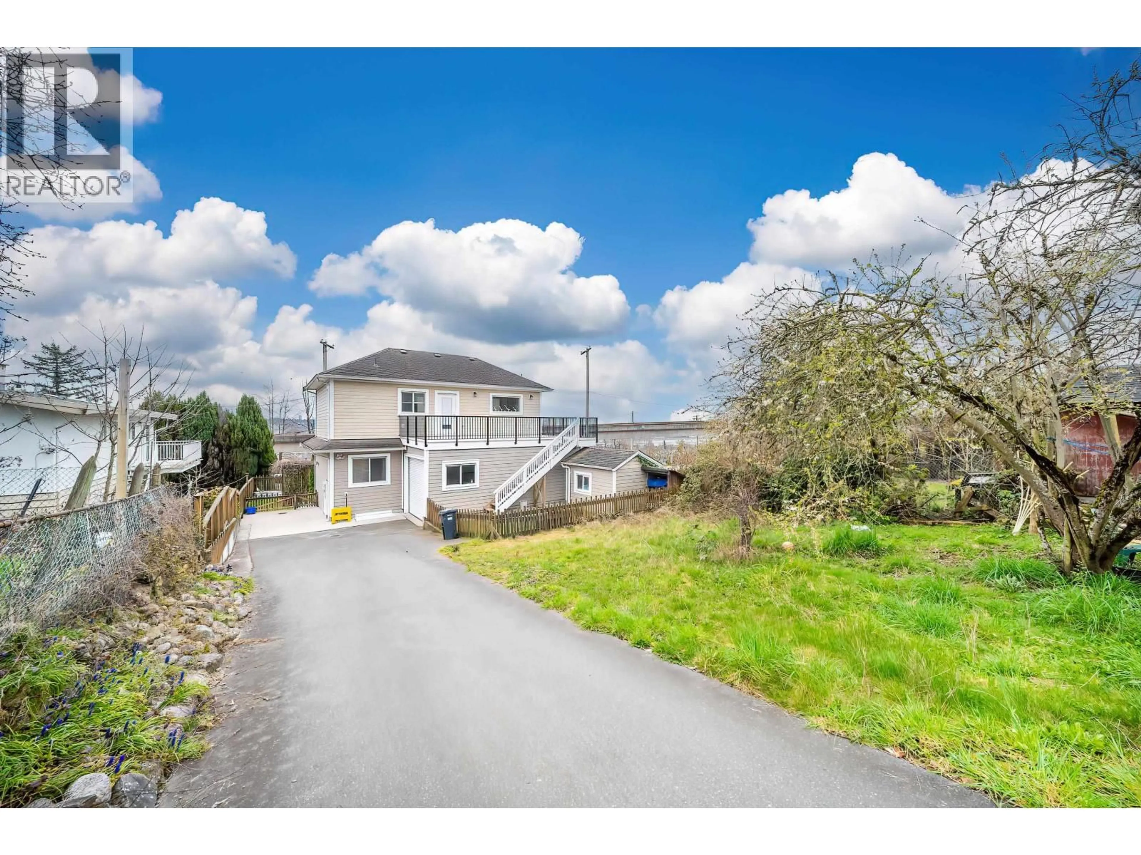 A pic from outside/outdoor area/front of a property/back of a property/a pic from drone, street for 2123 SEVENTH AVENUE, New Westminster British Columbia V3M2L7