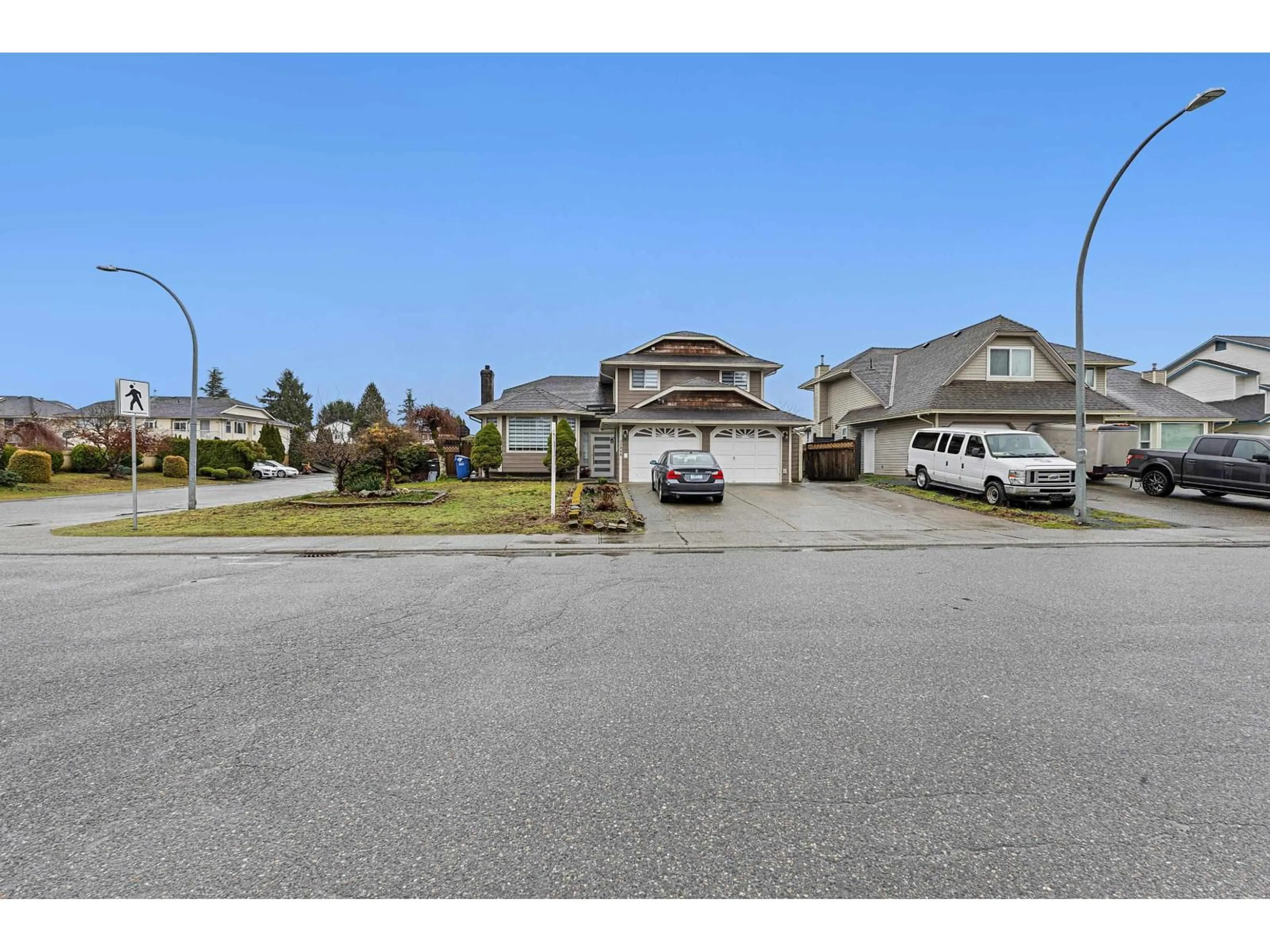 A pic from outside/outdoor area/front of a property/back of a property/a pic from drone, street for 32066 SORRENTO AVENUE, Abbotsford British Columbia V2T5B7