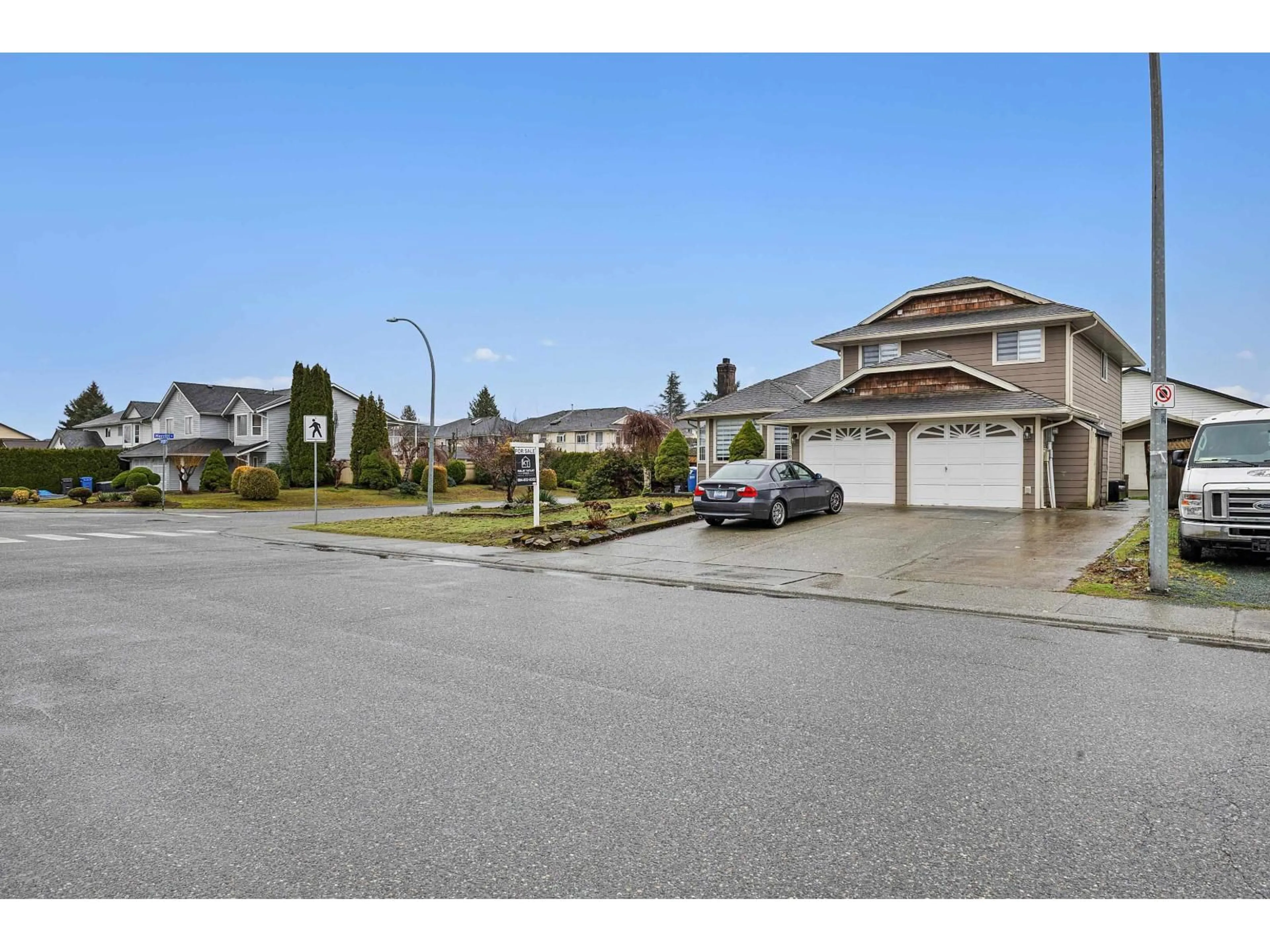 A pic from outside/outdoor area/front of a property/back of a property/a pic from drone, street for 32066 SORRENTO AVENUE, Abbotsford British Columbia V2T5B7
