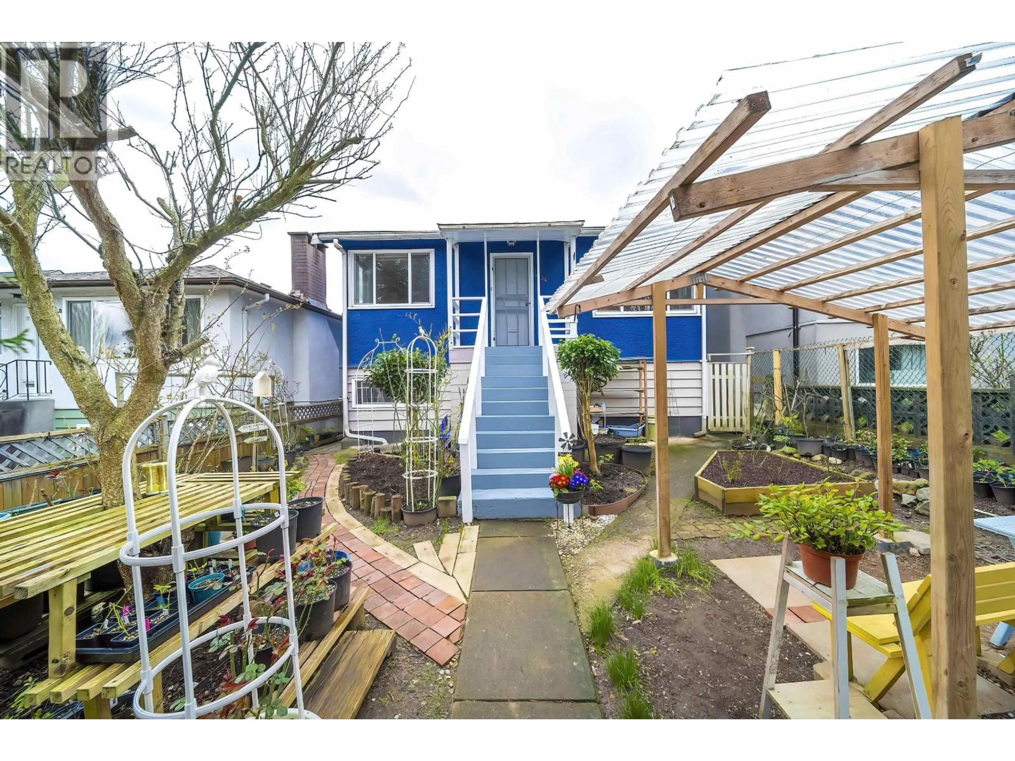 A pic from outside/outdoor area/front of a property/back of a property/a pic from drone, street for 3134 1ST AVENUE, Vancouver British Columbia V5M1B5