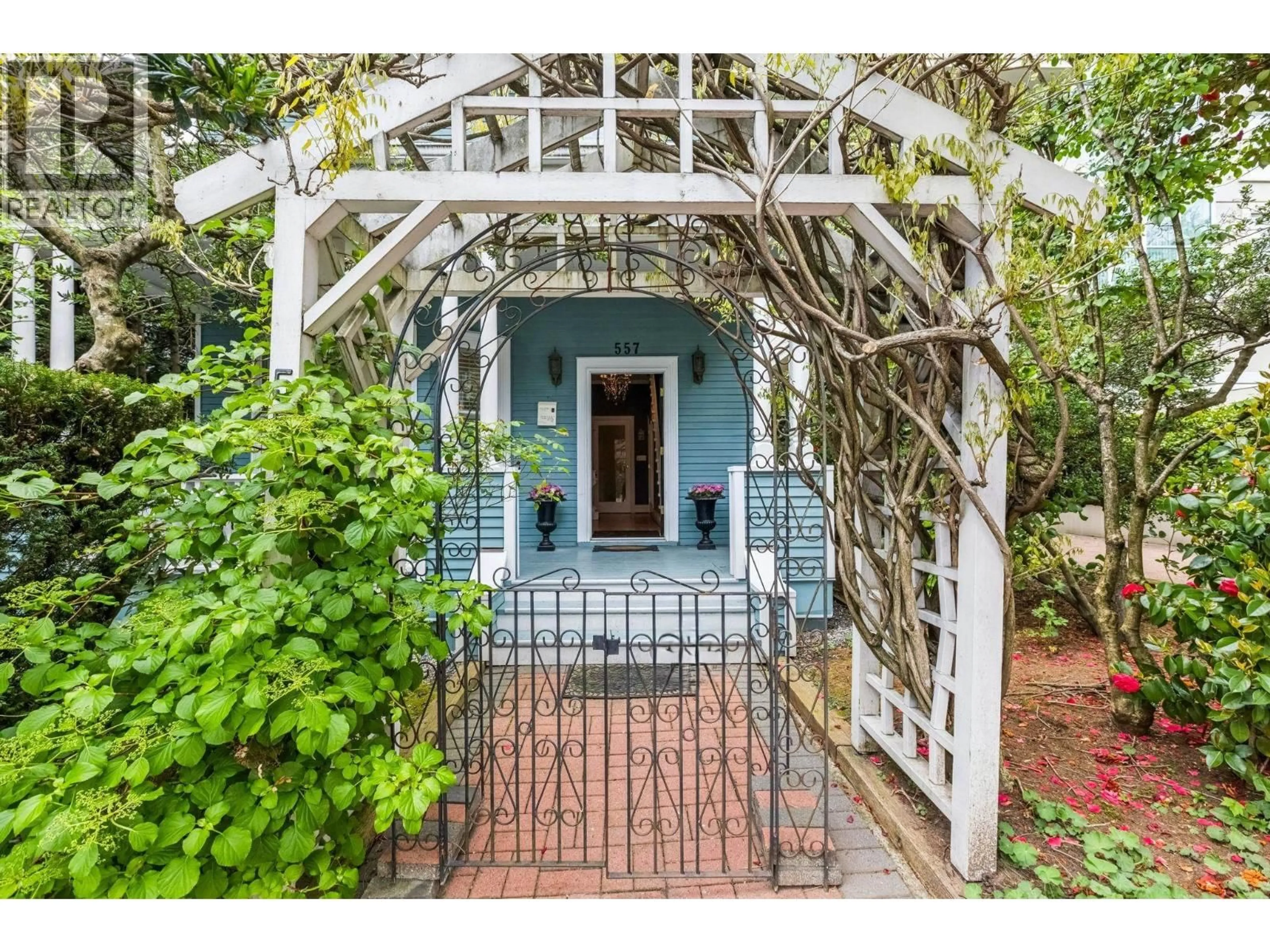Indoor entryway for 557 LONSDALE AVENUE, North Vancouver British Columbia V7M2G6