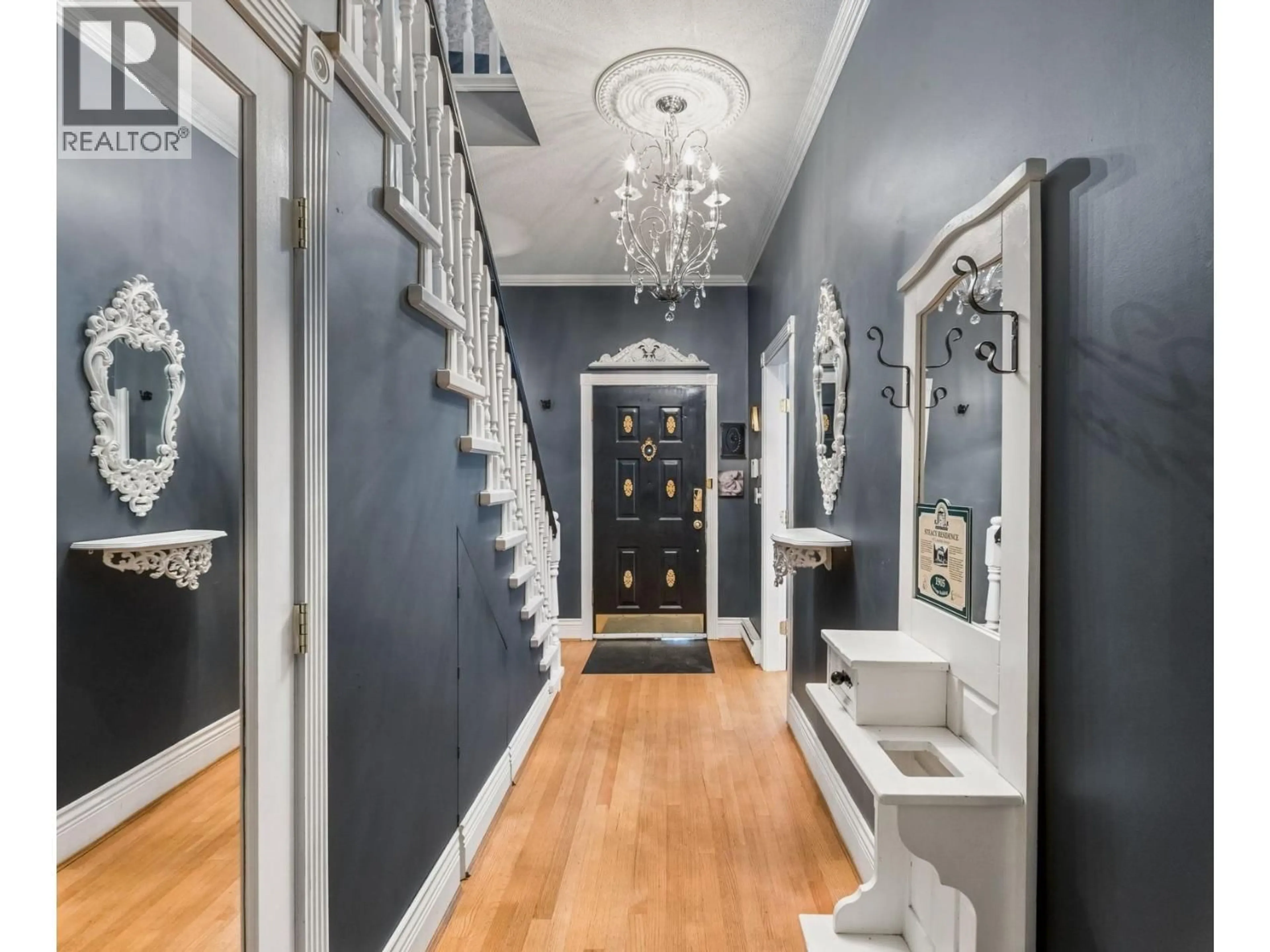 Indoor entryway for 557 LONSDALE AVENUE, North Vancouver British Columbia V7M2G6