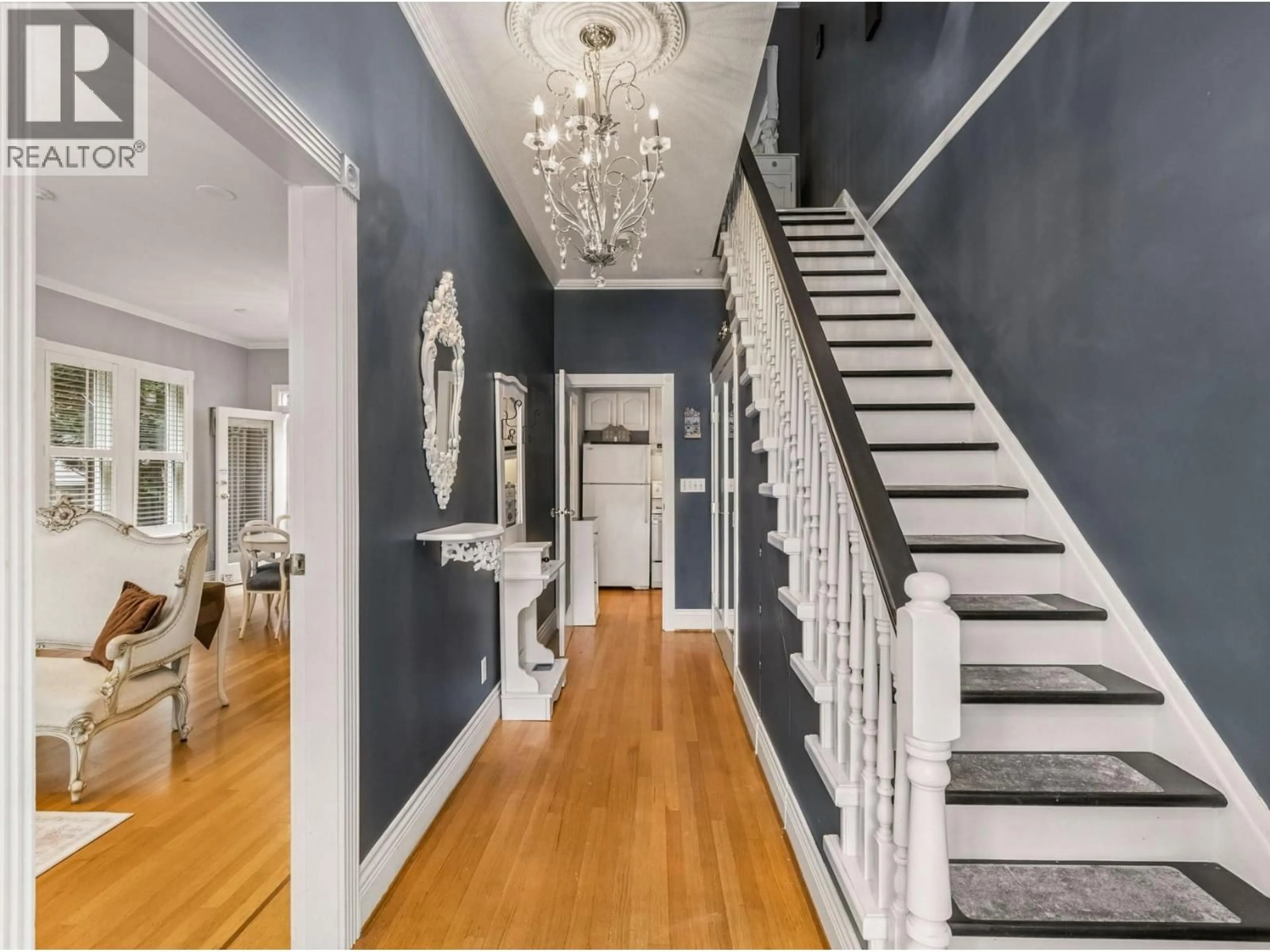 Indoor entryway for 557 LONSDALE AVENUE, North Vancouver British Columbia V7M2G6