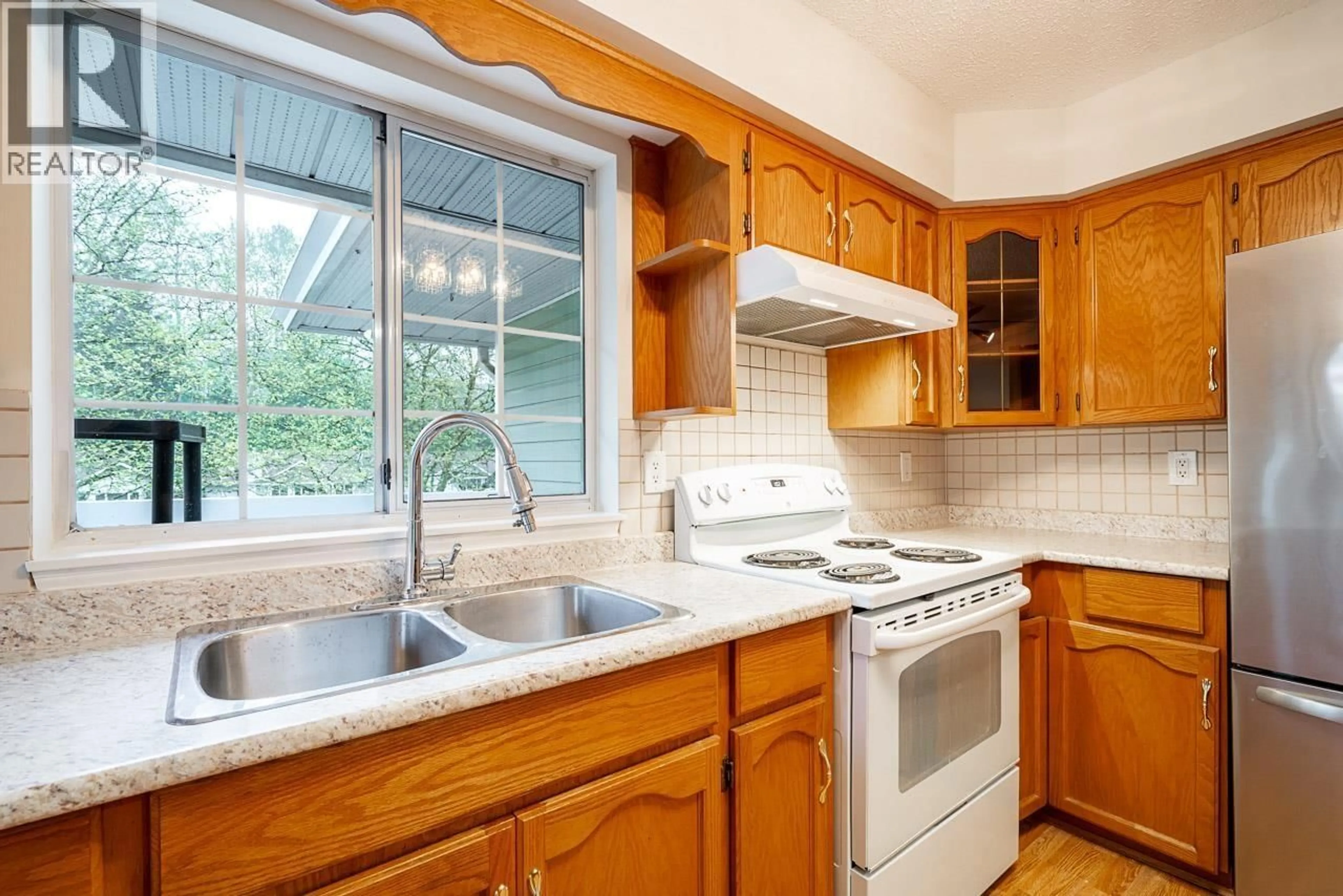 Standard kitchen, unknown for 318 - 22514 116 AVENUE, Maple Ridge British Columbia V2X0N8