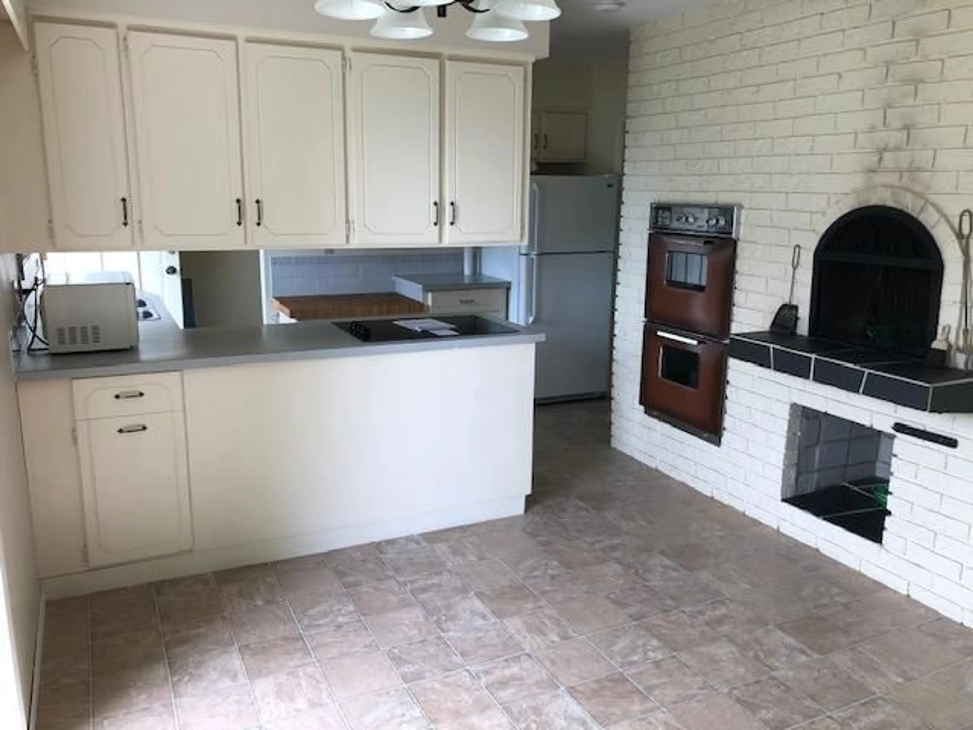 Standard kitchen, ceramic/tile floor for 14150 BLACKBURN AVENUE, White Rock British Columbia V4B2Z7
