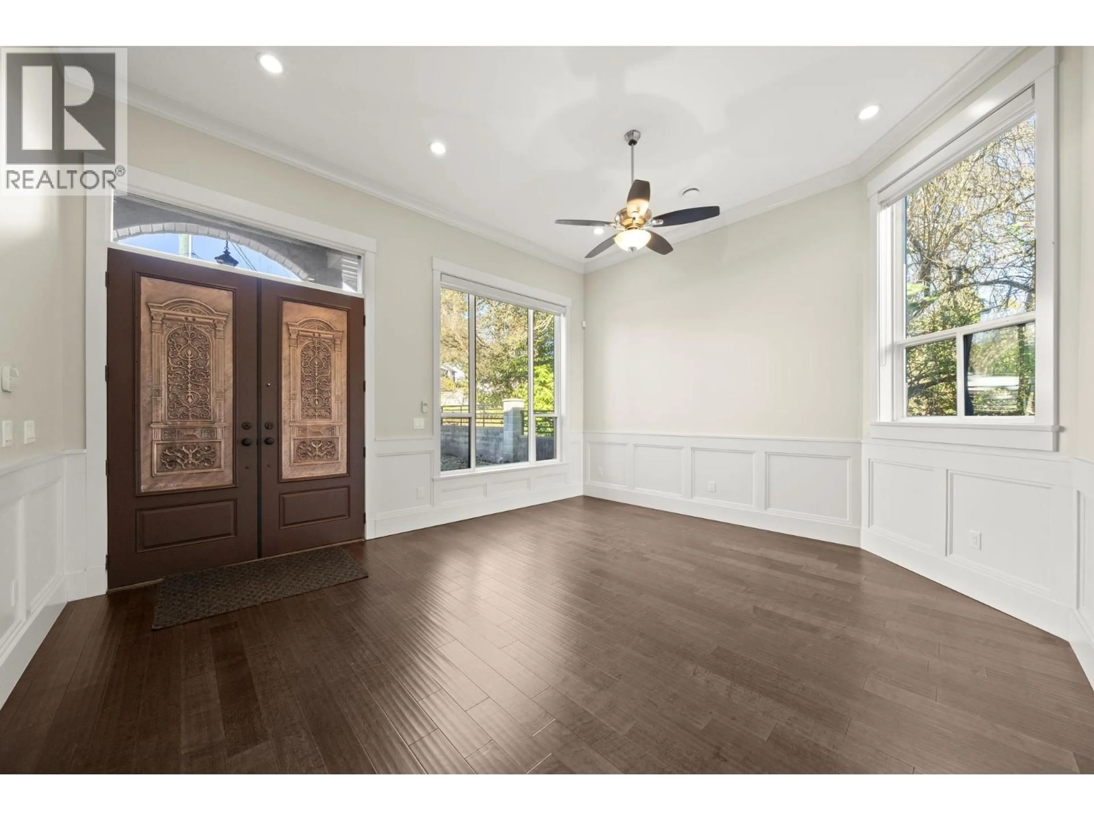Indoor entryway for 7028 BROADWAY, Burnaby British Columbia V5A1R8