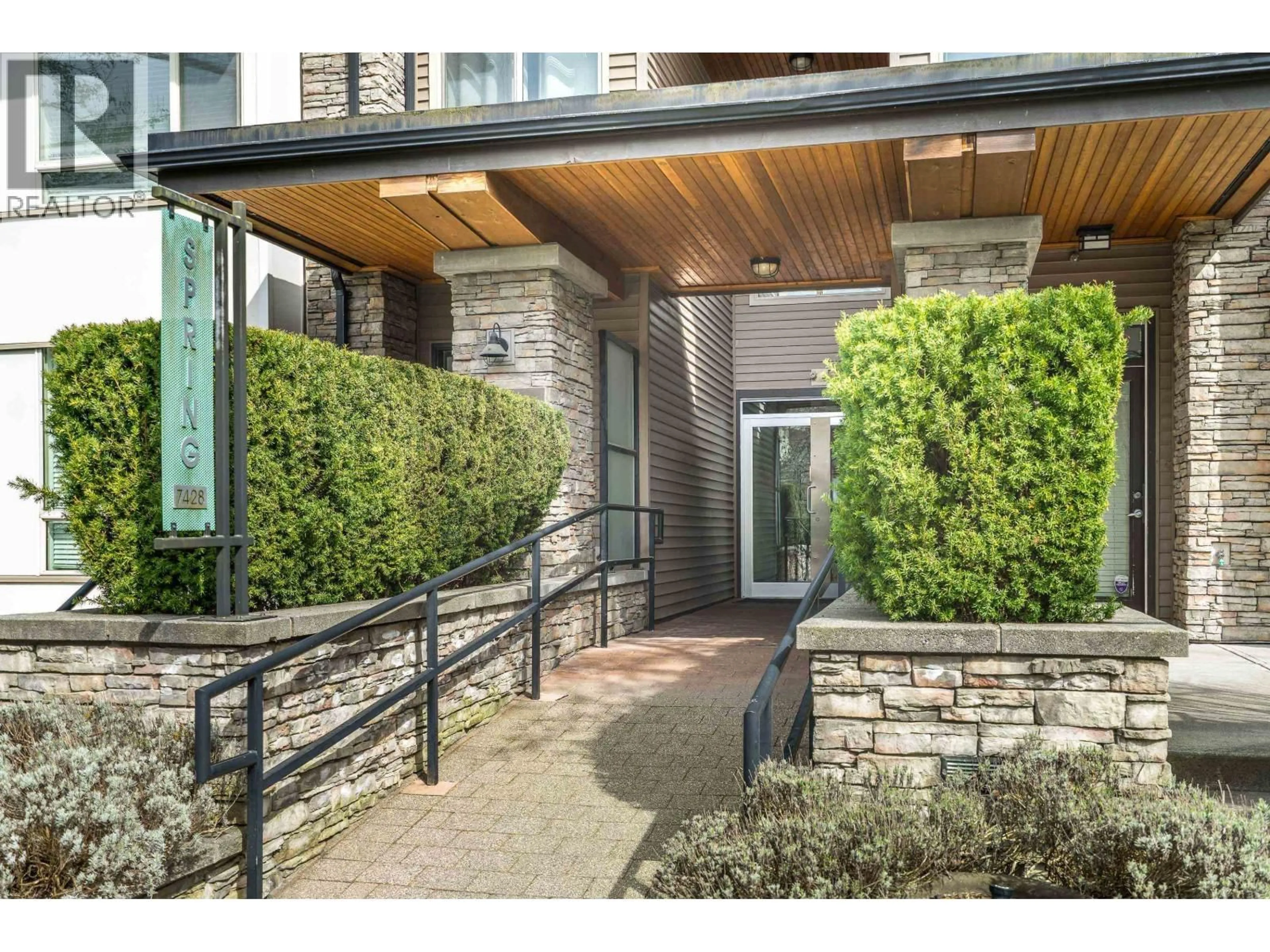 Indoor entryway for 302 - 7428 BYRNEPARK WALK, Burnaby British Columbia V3N0B4