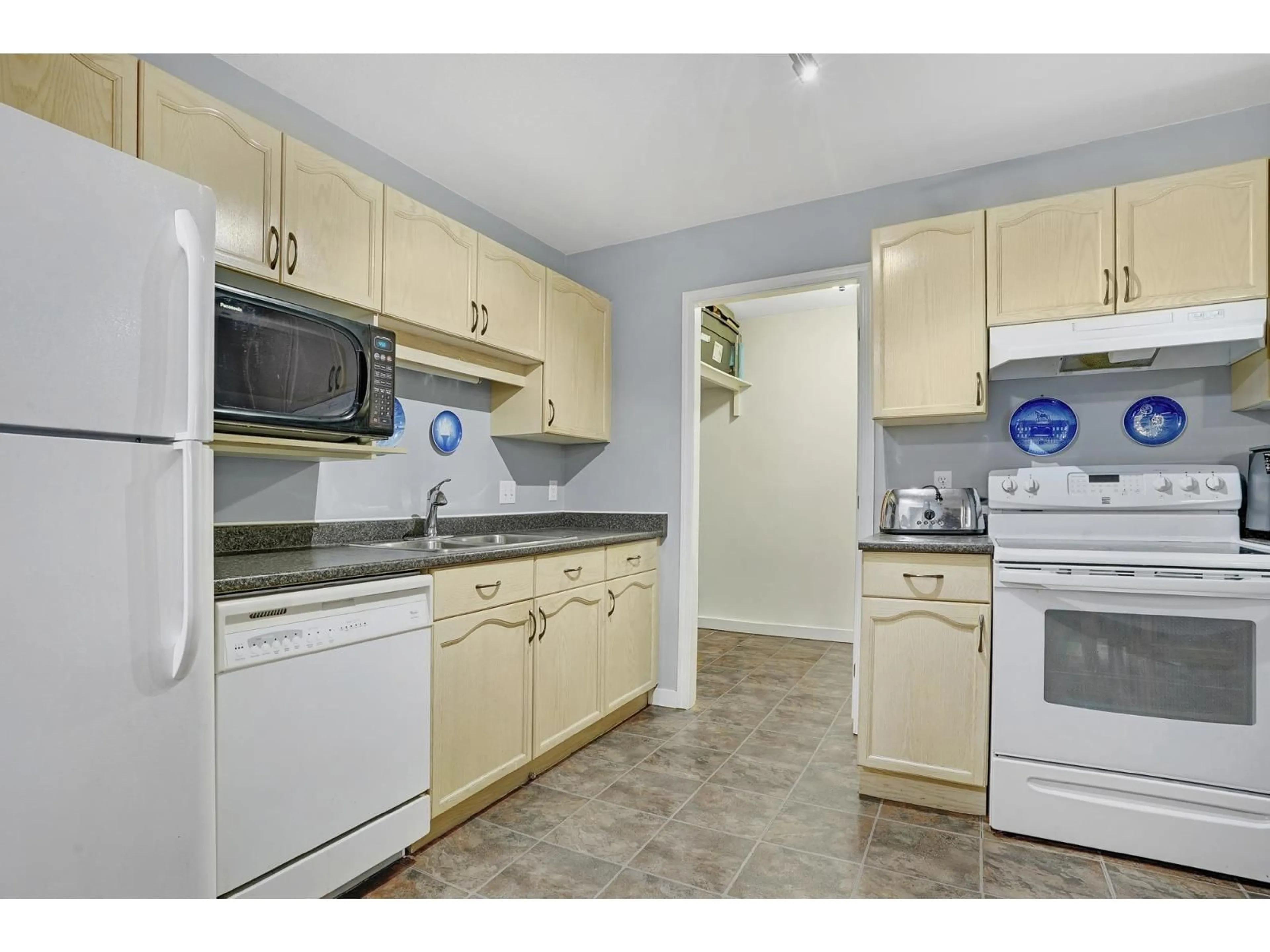 Standard kitchen, ceramic/tile floor for 316 - 33175 OLD YALE ROAD, Abbotsford British Columbia V2S2J4