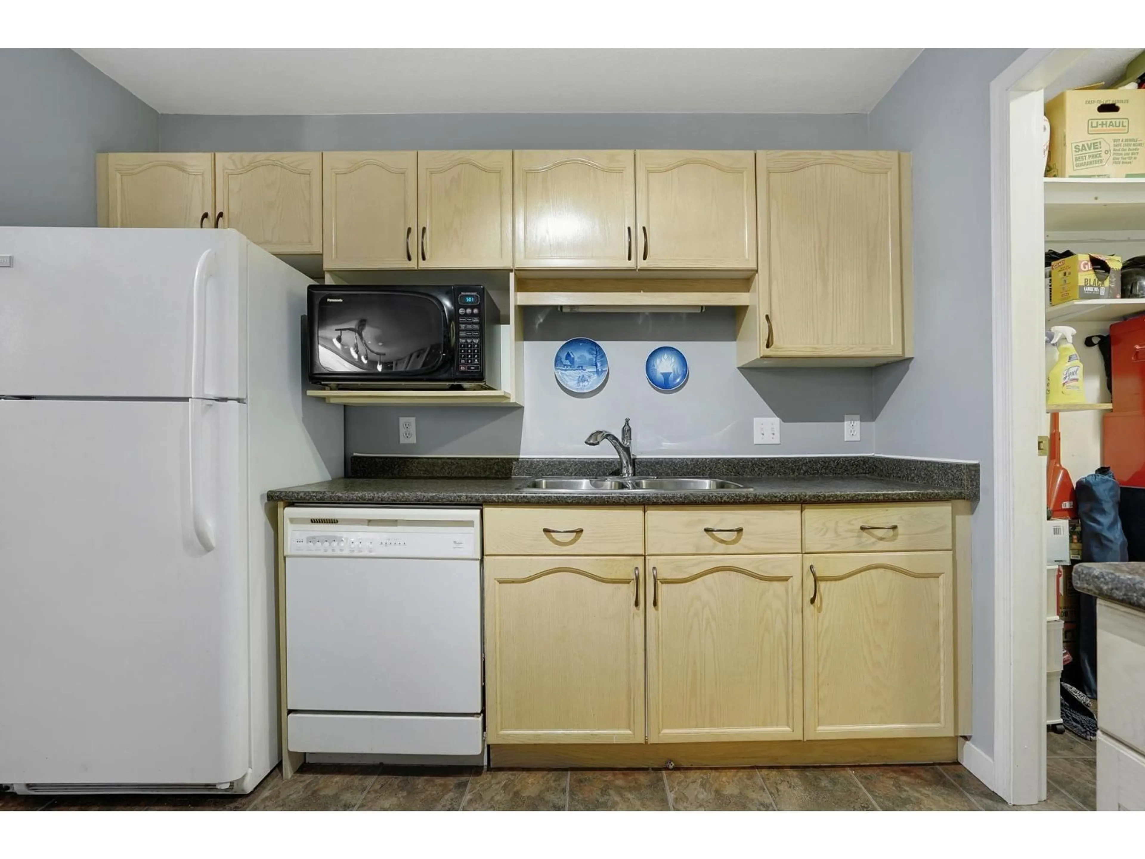 Standard kitchen, unknown for 316 - 33175 OLD YALE ROAD, Abbotsford British Columbia V2S2J4