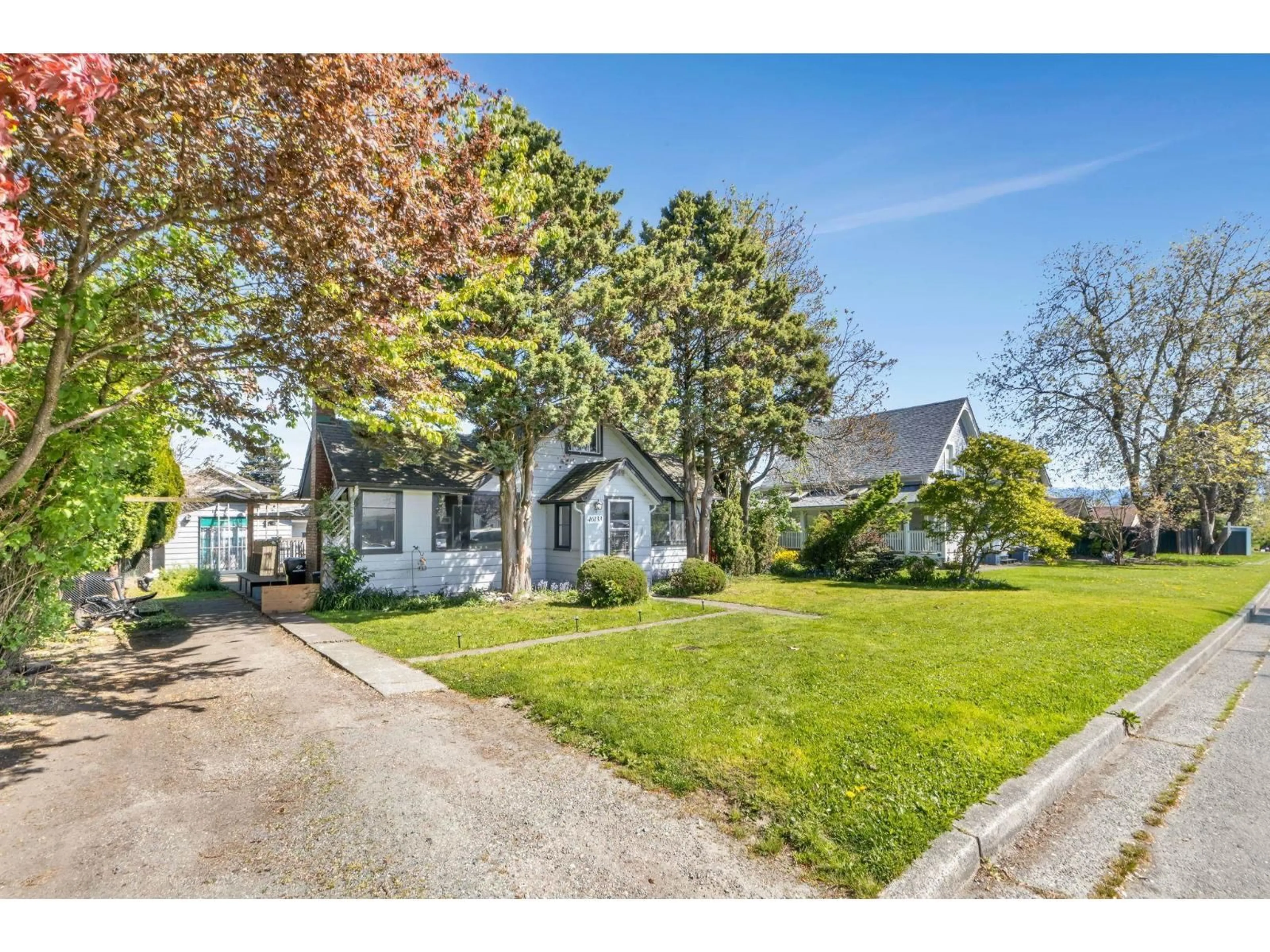 A pic from outside/outdoor area/front of a property/back of a property/a pic from drone, street for 46133 THIRD AVENUE, Chilliwack British Columbia V2P1R7
