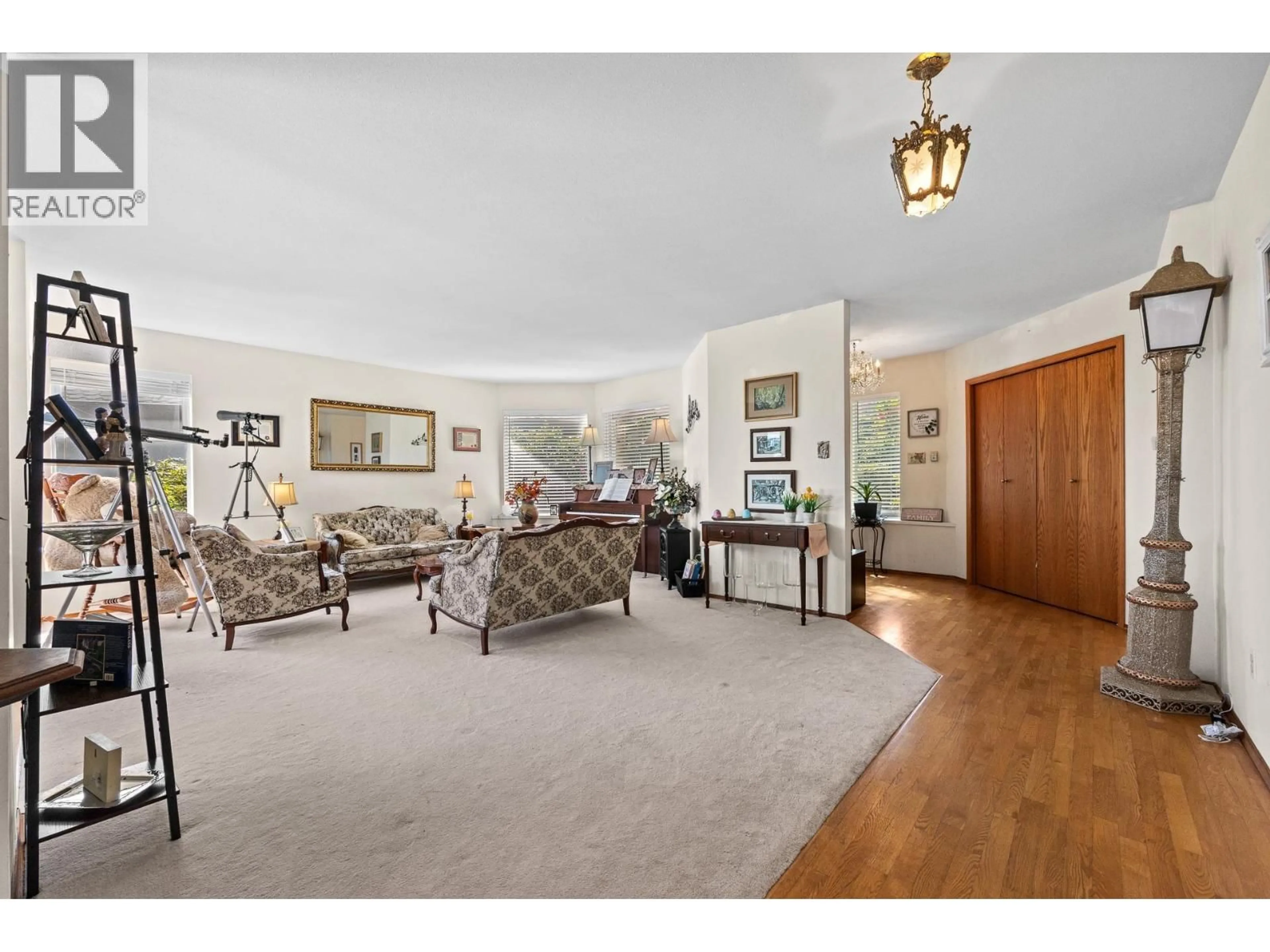 Indoor foyer for 307 ROSEHILL WYND, Delta British Columbia V4M3L8