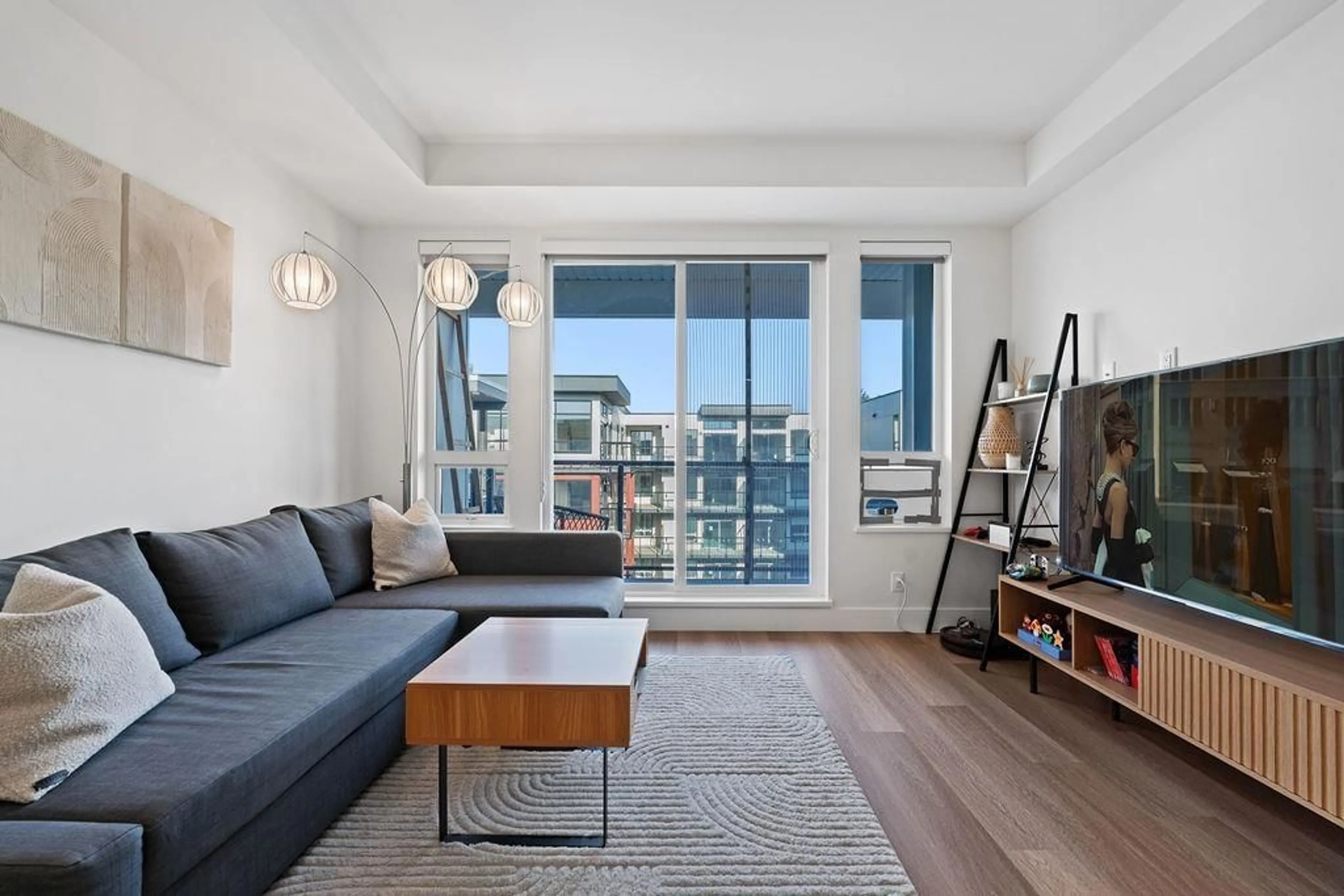 Living room with furniture, wood/laminate floor for 615 - 10778 138 STREET, Surrey British Columbia V3T0S5