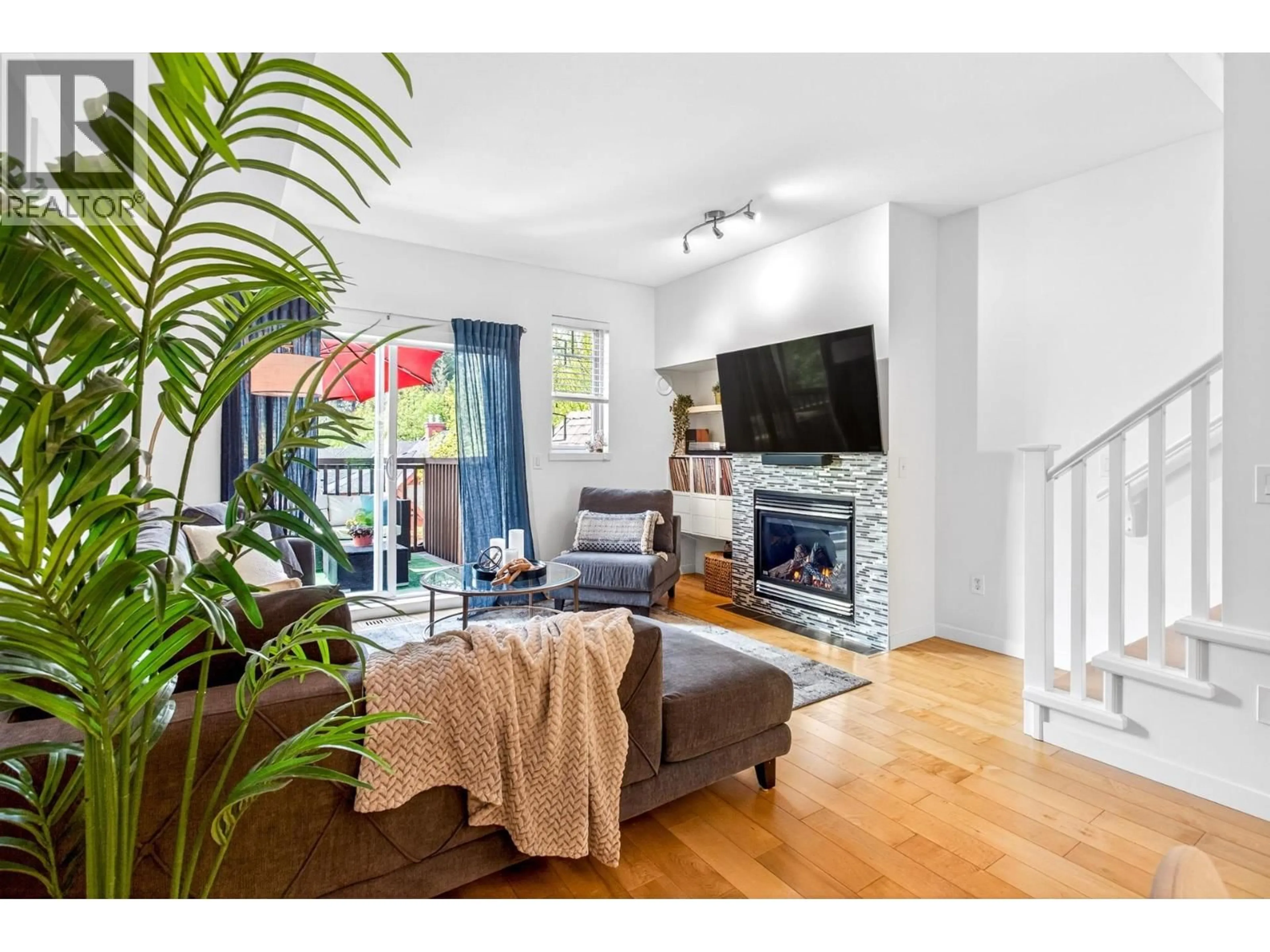 Living room with furniture, wood/laminate floor for 81 - 2000 PANORAMA DRIVE, Port Moody British Columbia V3H5J5