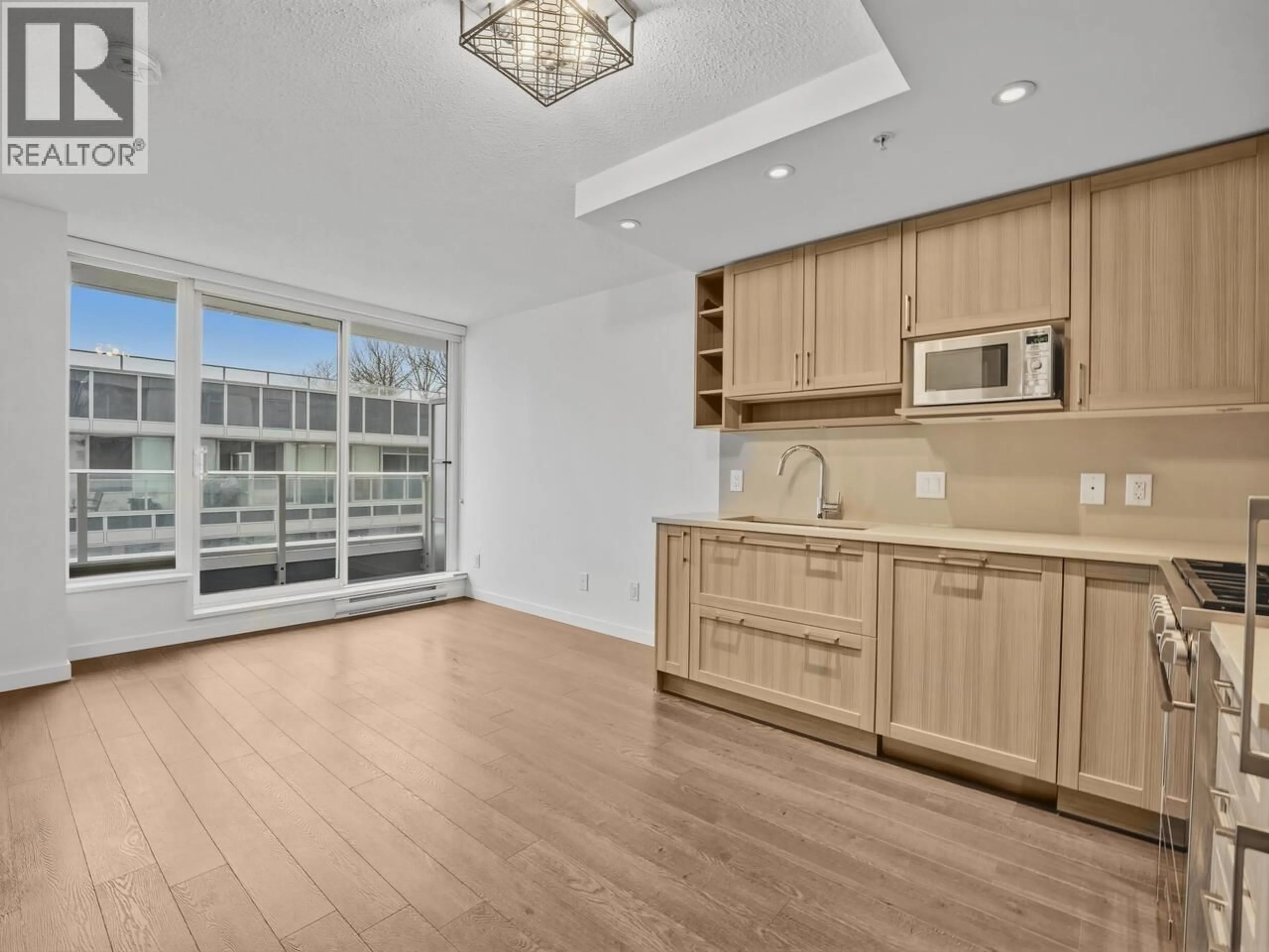 Open concept kitchen, wood/laminate floor for 622 - 5665 BOUNDARY ROAD, Vancouver British Columbia V5R0E4