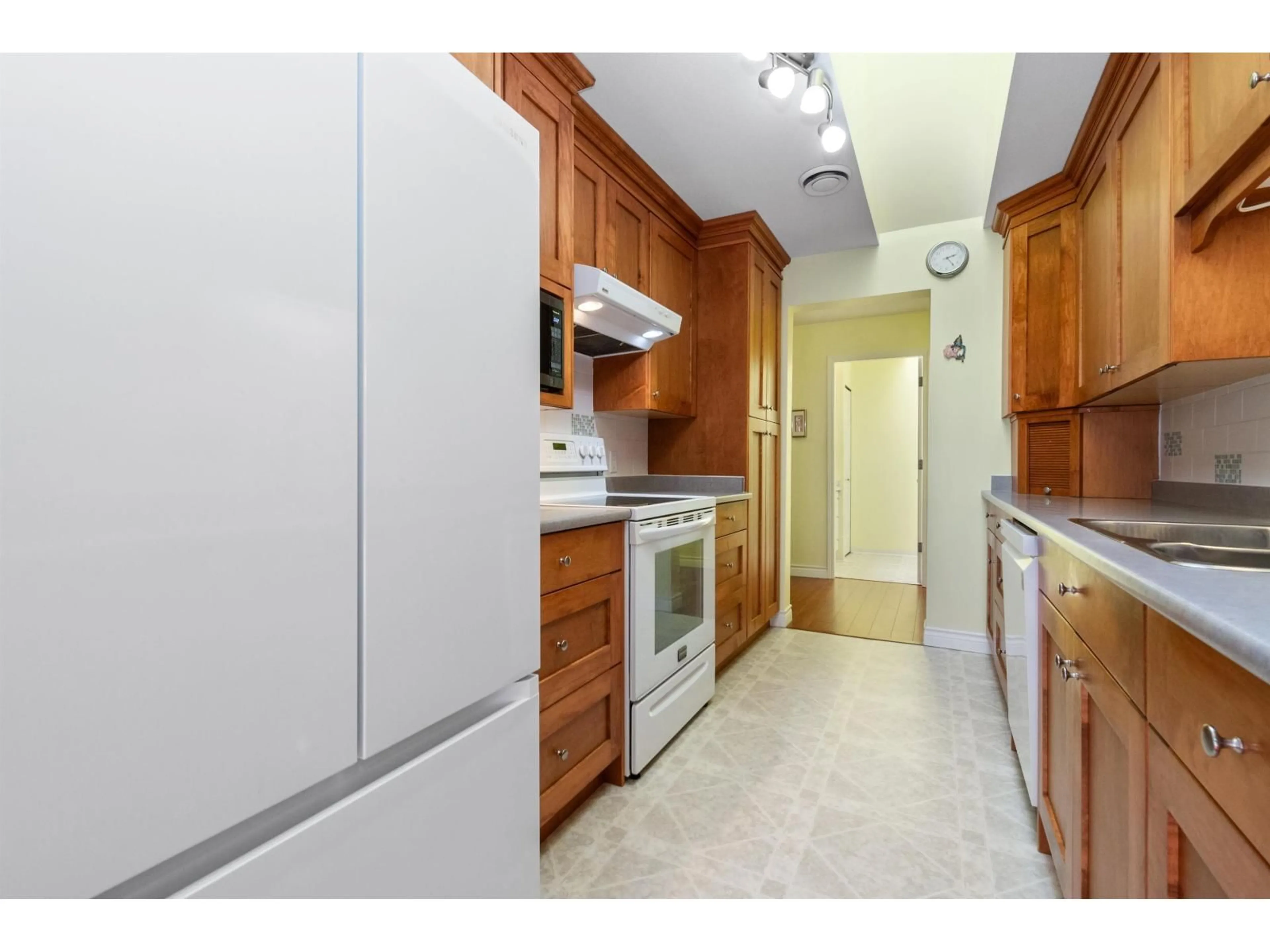 Standard kitchen, ceramic/tile floor for 401 - 9175 EDWARD STREET, Chilliwack British Columbia V2P4C5