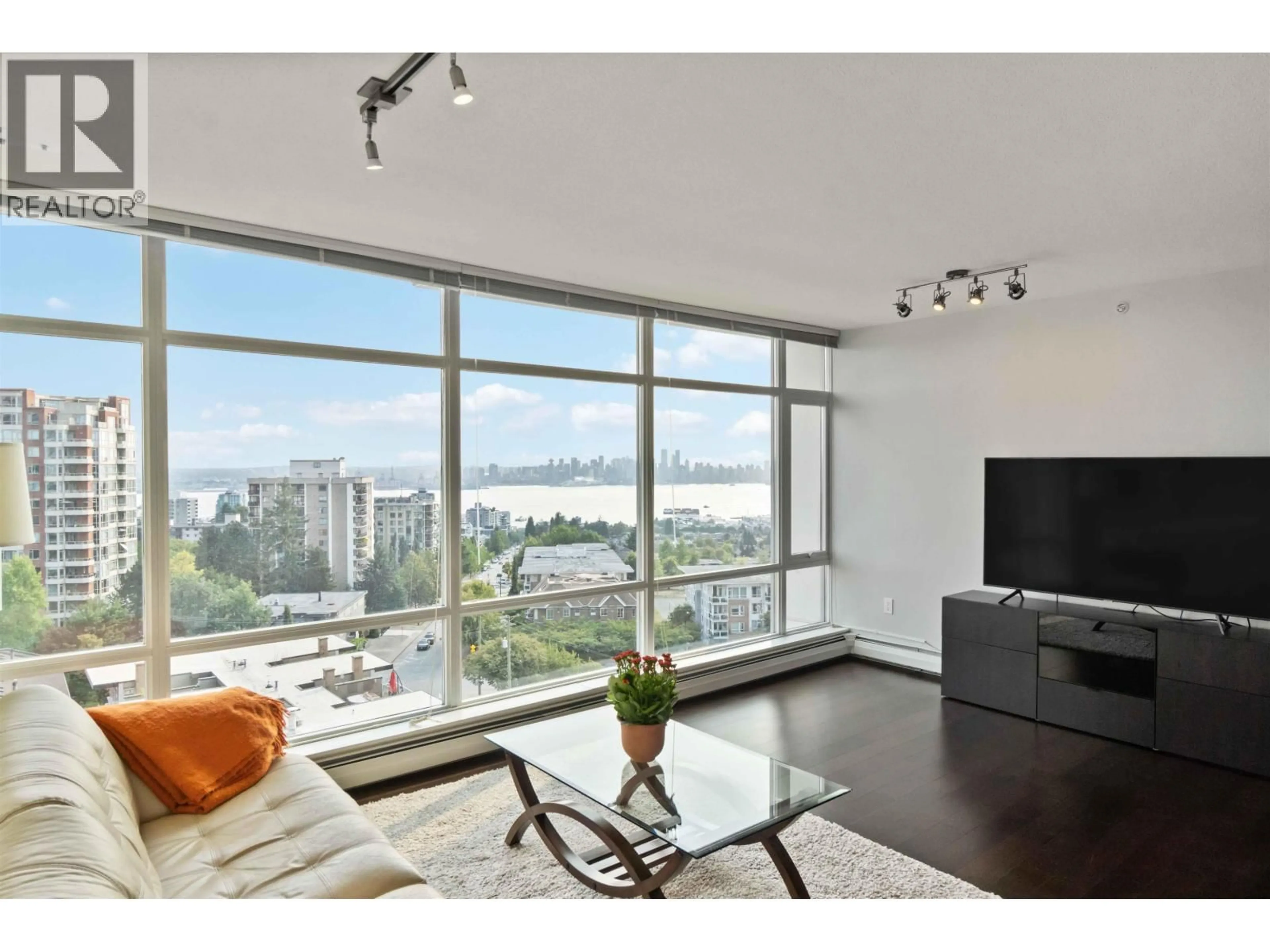 Living room with furniture, unknown for 901 - 1320 CHESTERFIELD AVENUE, North Vancouver British Columbia V7M0A6