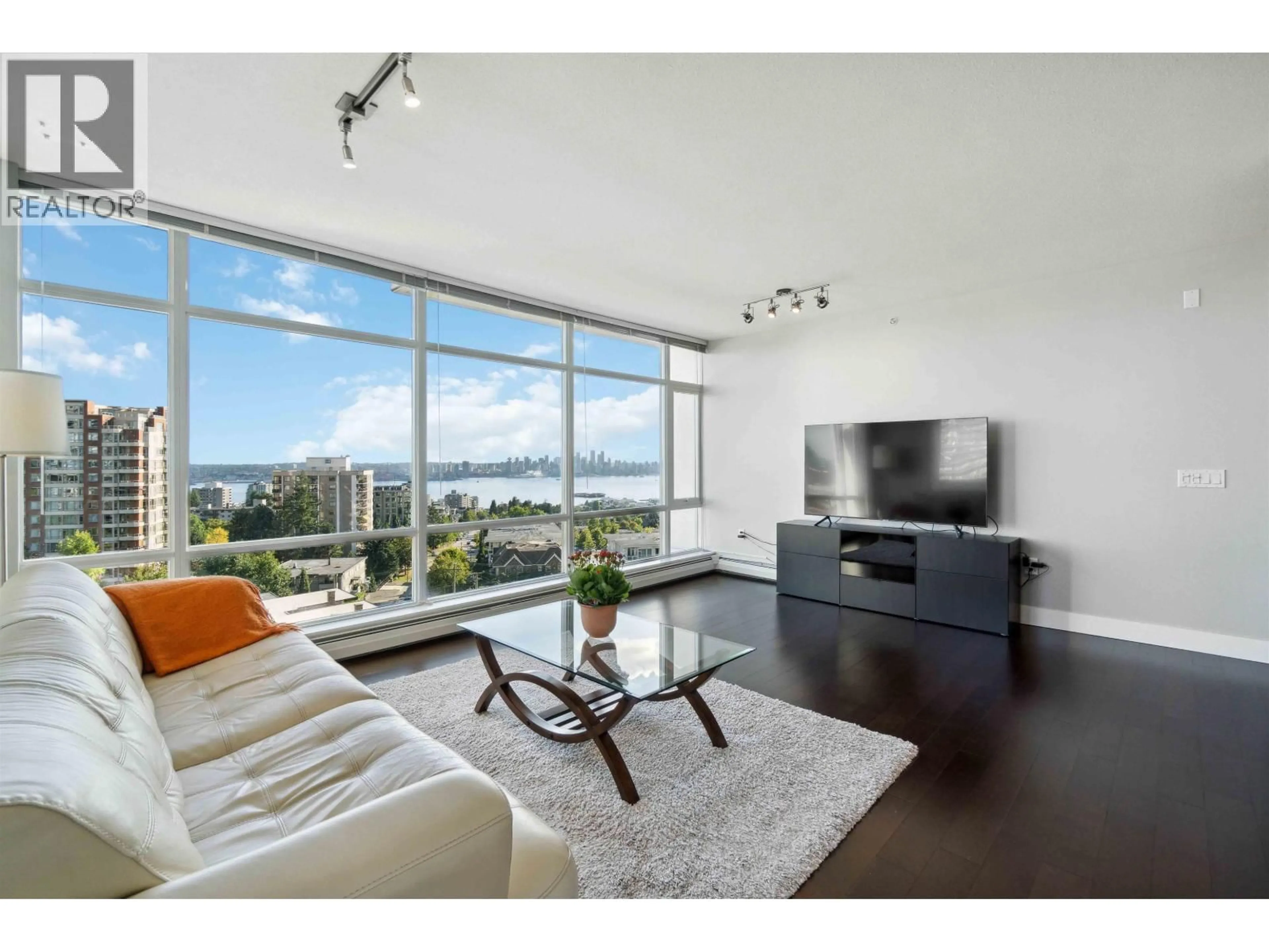 Living room with furniture, unknown for 901 - 1320 CHESTERFIELD AVENUE, North Vancouver British Columbia V7M0A6