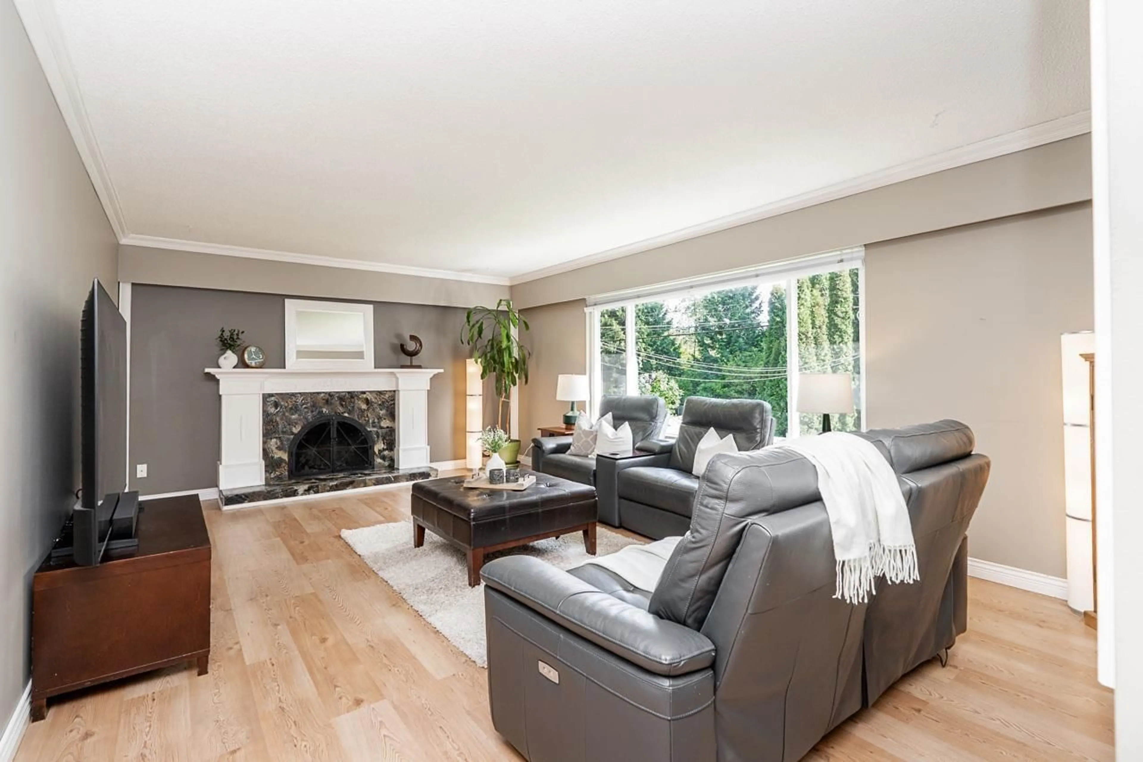 Living room with furniture, wood/laminate floor for 11503 64 AVENUE, Delta British Columbia V4E1C5