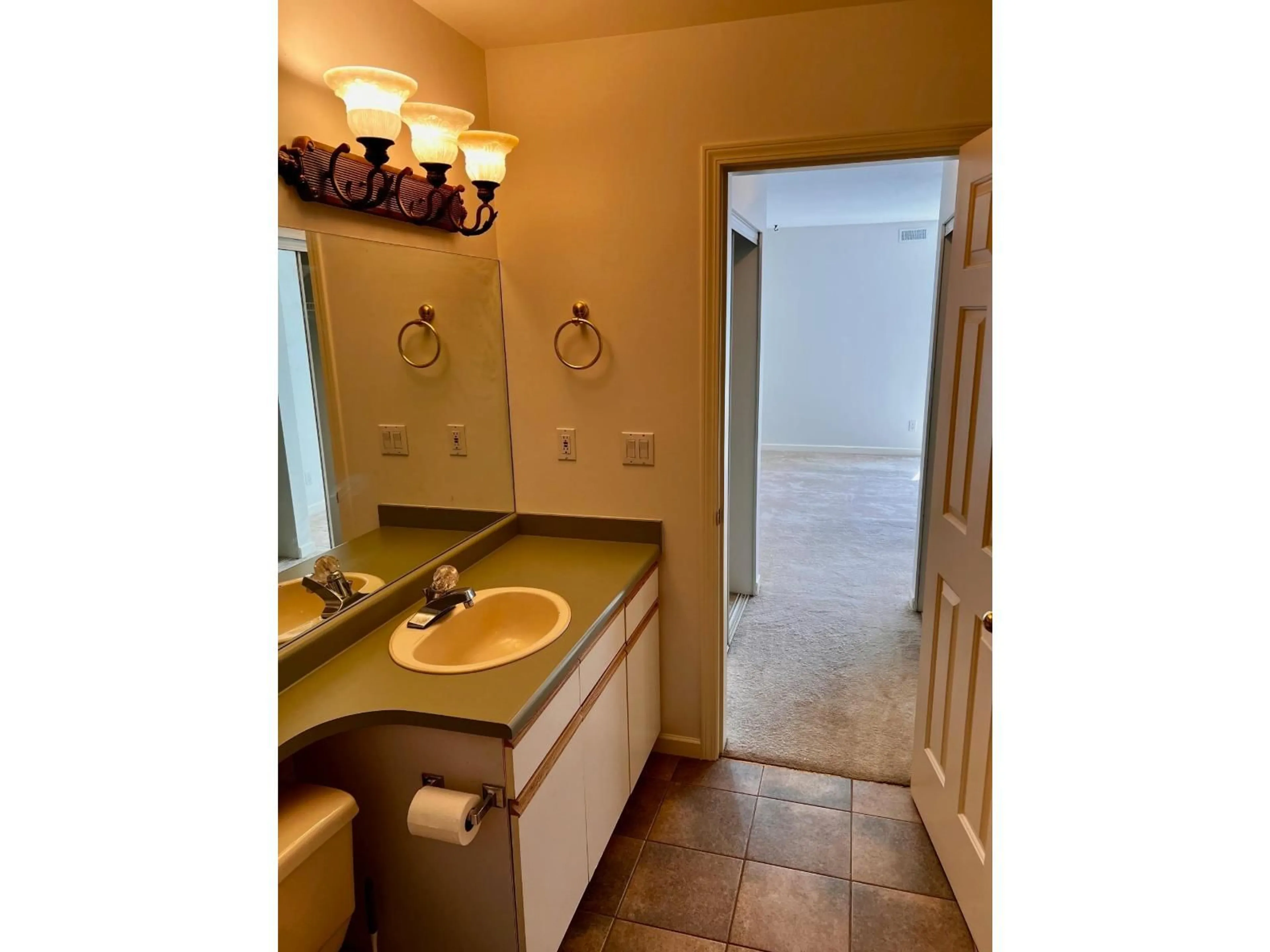 Standard bathroom, ceramic/tile floor for 313 - 9299 121 STREET, Surrey British Columbia V3V7X8