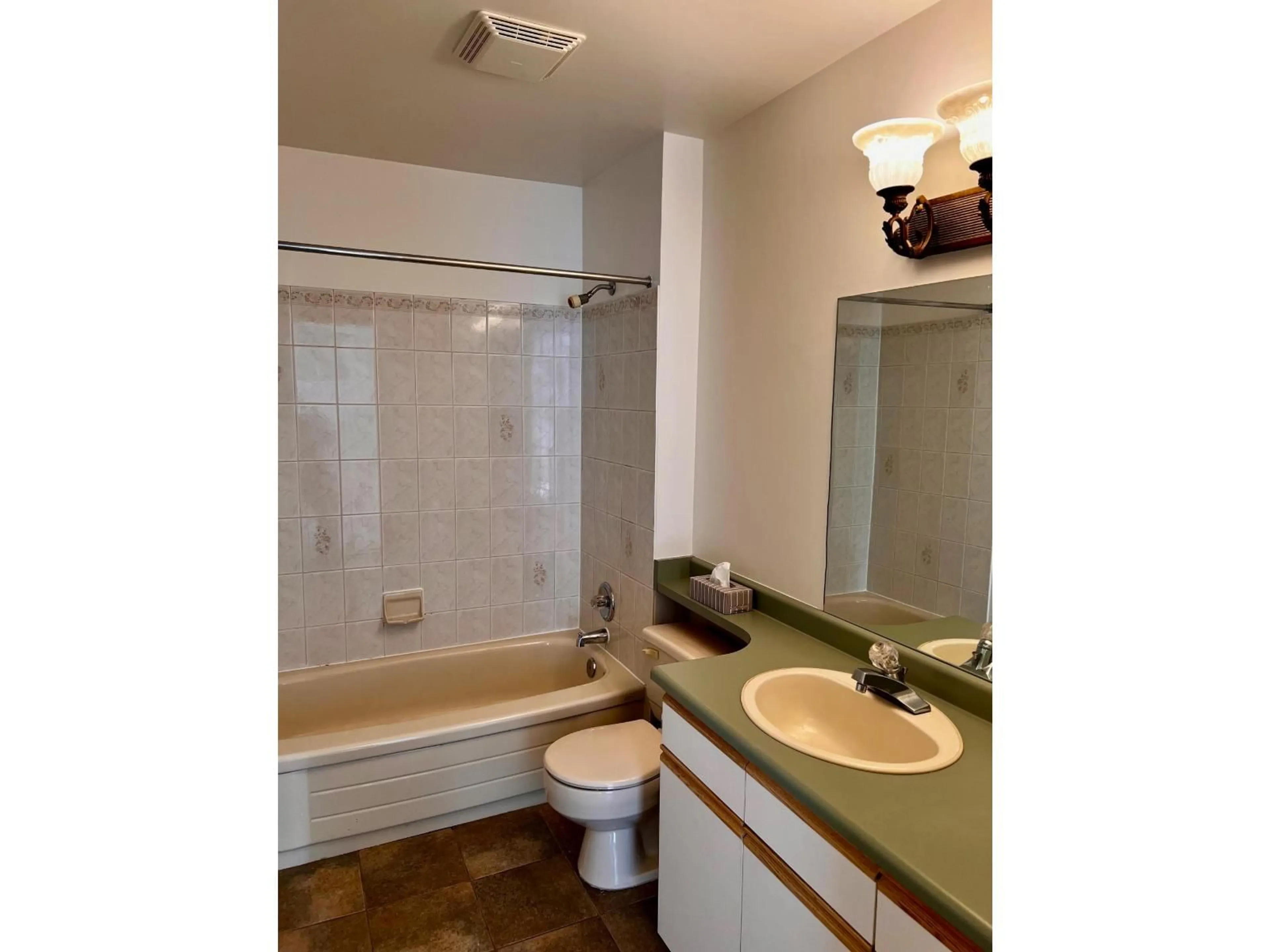 Standard bathroom, ceramic/tile floor for 313 - 9299 121 STREET, Surrey British Columbia V3V7X8