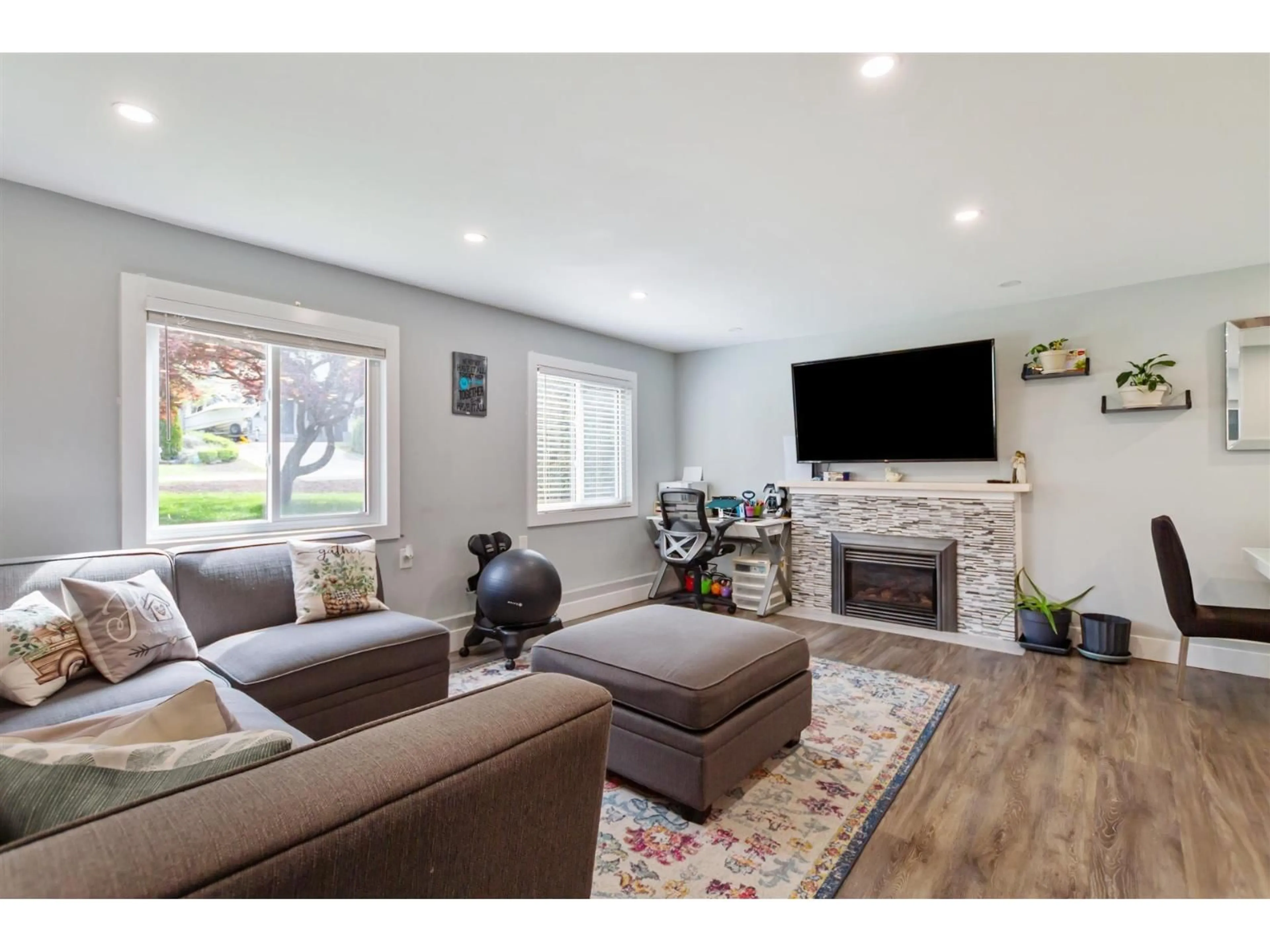 Living room with furniture, wood/laminate floor for 2621 127A STREET, Surrey British Columbia V4A3T2